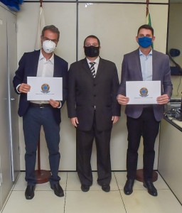 Prefeito Rogério, juiz Alberto e vice prefeito Juninho