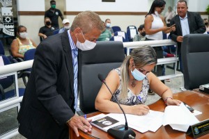 Vereadora Renata da Telemensagem assina projeto de sua autoria que será apreciado na próxima plenária