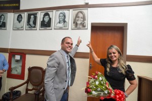 Em nome de todos os vereadores, presidente Felipinho homenageia a vereadora Renata da Telemensagem e coloca sua foto na galeria da vereadoras