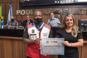 Capitão PM Reis, coordenador do Programa Austin Presente, recebe a Medalha Comendador Soares, homenagem da vereadora Renata