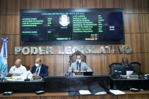 Presidente Felipinho Ravis conduz a sessão plenária