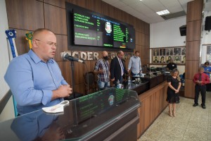 Pastor Haja Luz, eleiro para a próxima legislatura, ministra uma oração a pedido dos vereadores