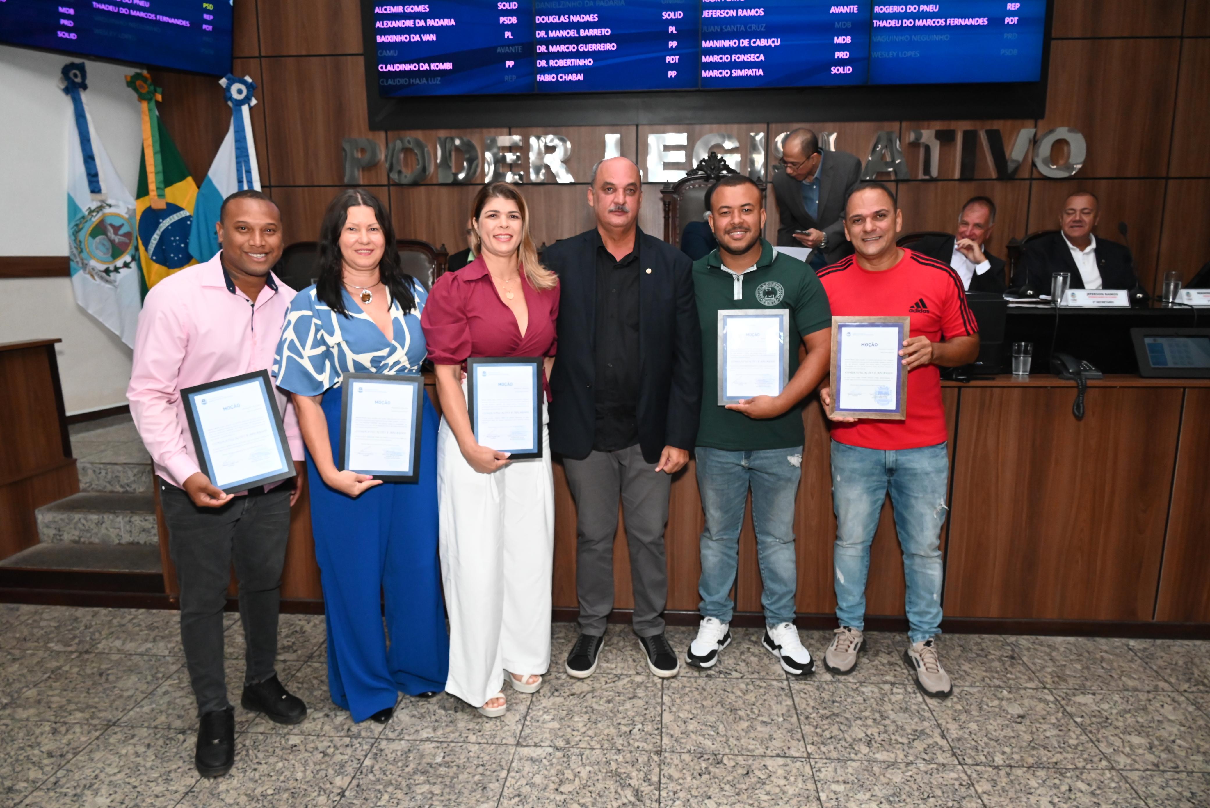Líder comunitário Jonathan da Silva, assistente social Jaqueline Carmo, empresária Jussara Abreu. ver Mauricio Morais, líder comunitário Igor Rodrigues e o ex-vereador Fabio da Rodilândia: homenageados do vereador Mauricio