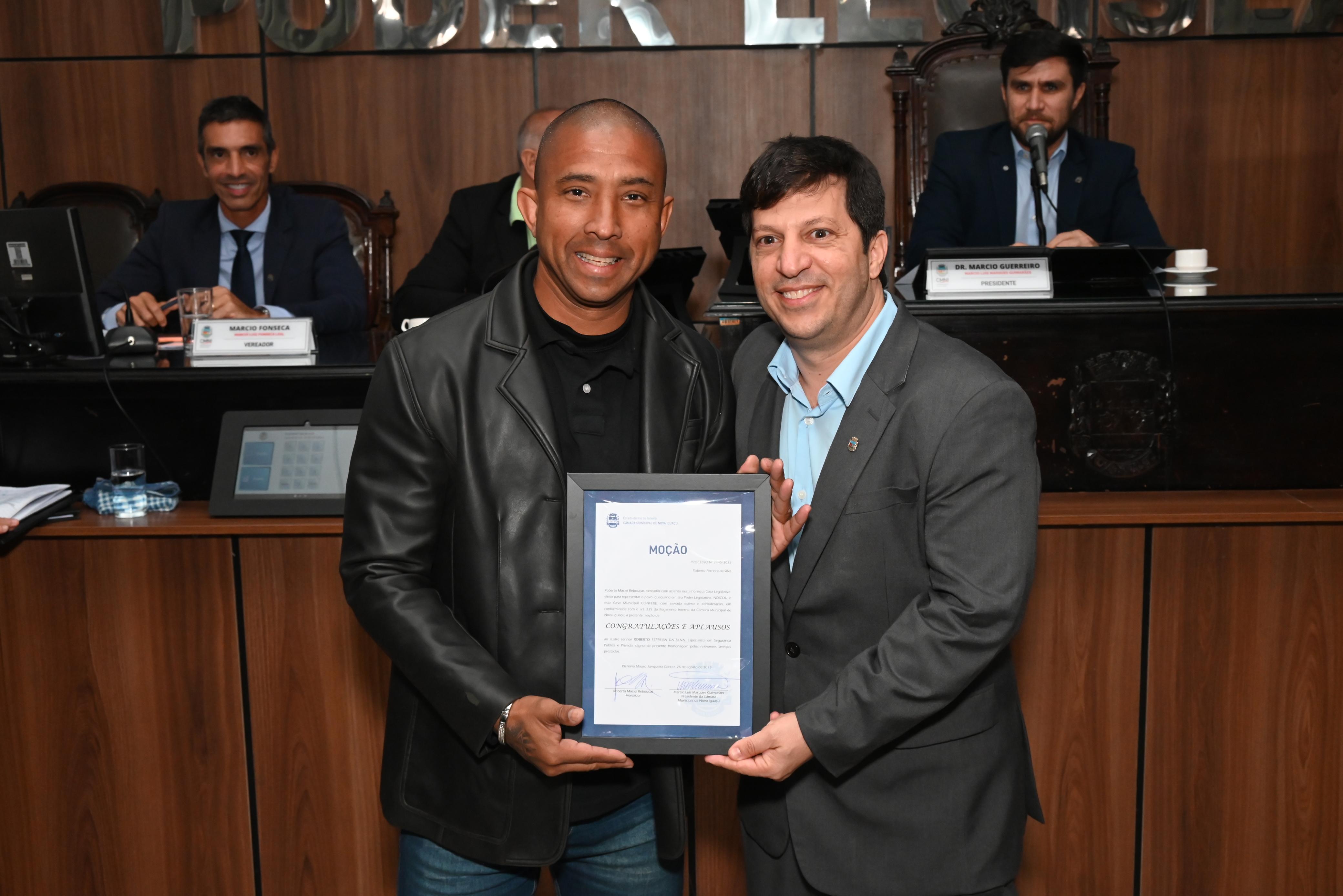 O advogado criminal Roberto Ferreira, à esquerda, recebe uma Moção de Congratulações do ver Dr. Robertinho