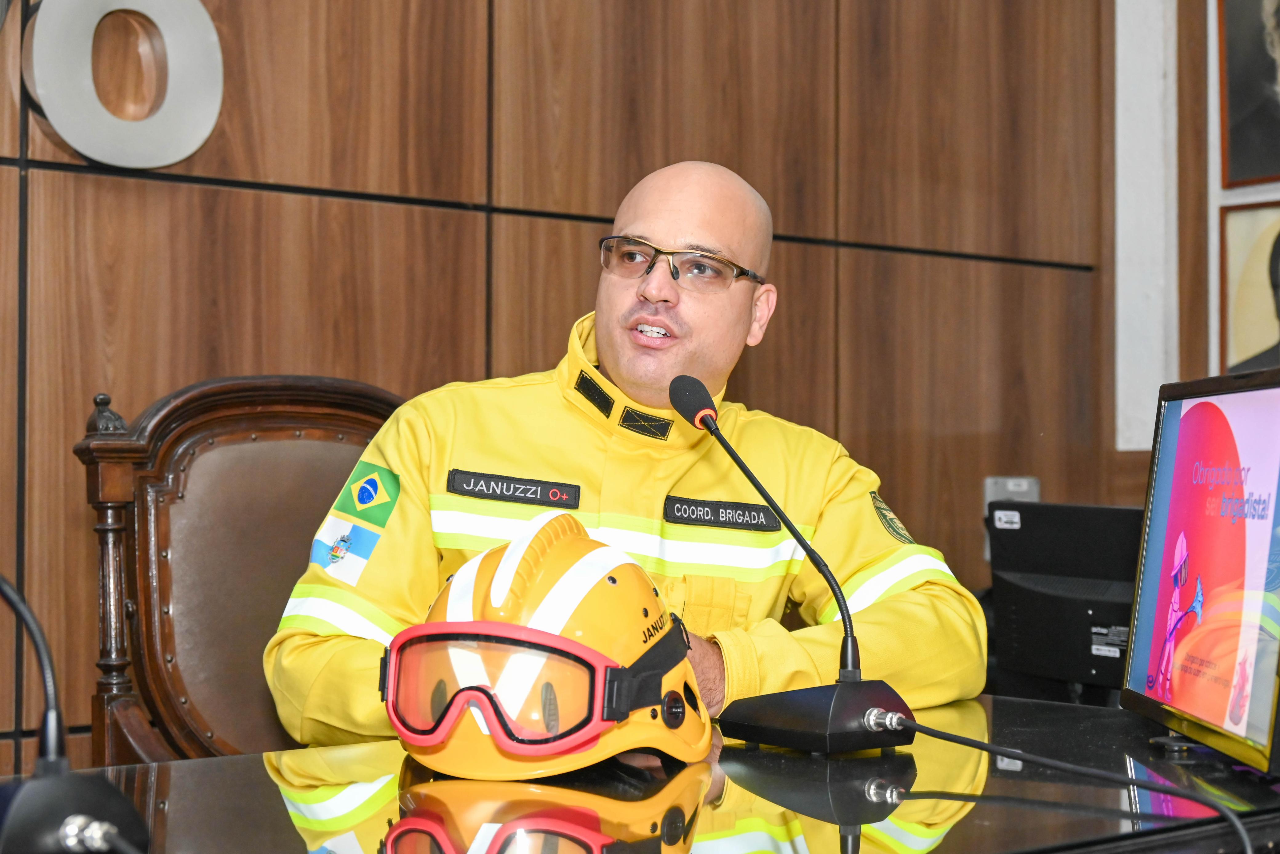 Carlos Januzi, coordenador do brigadistas de Nova Iguaçu