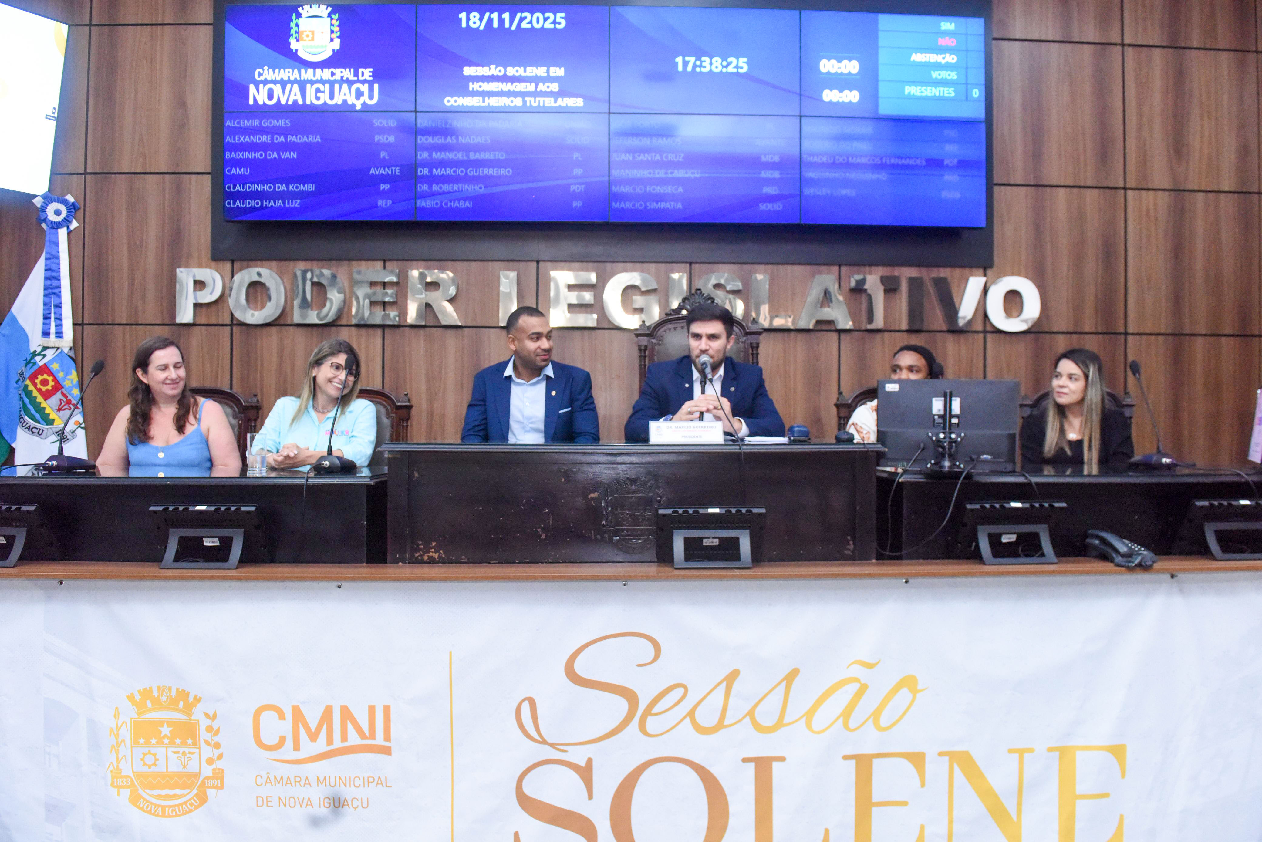 Participaram da Mesa: Monique Gambardela, Dra Roberta, vereadore Douglas Nadaes e Dr. Marcio Guerreiro, subsecretário Kleber Gonzaga e a conselheireira da região de Vila de Cava Suelen Cadei