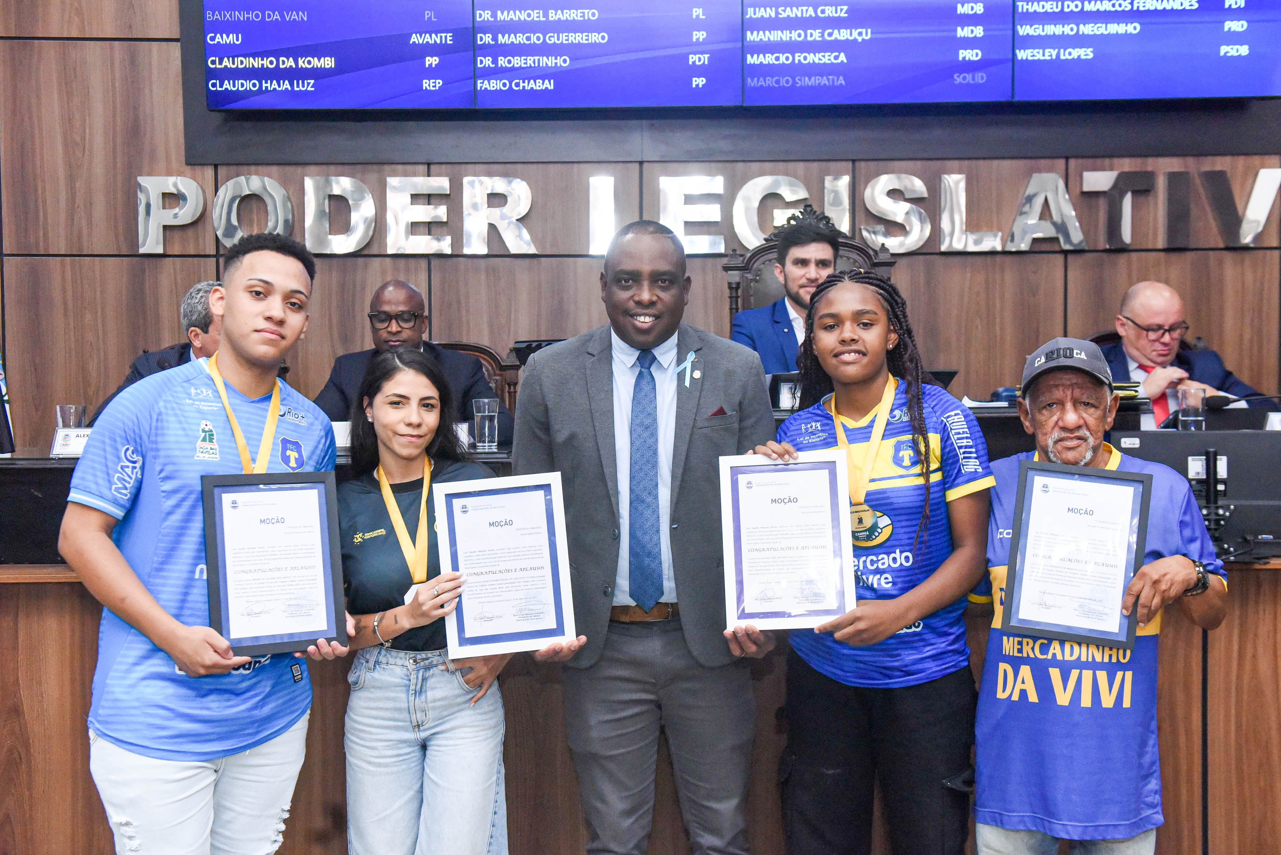 Equipe técnica de futebol do timeTrês Campos e jogadoras: vencedoras da Taça das Favelas