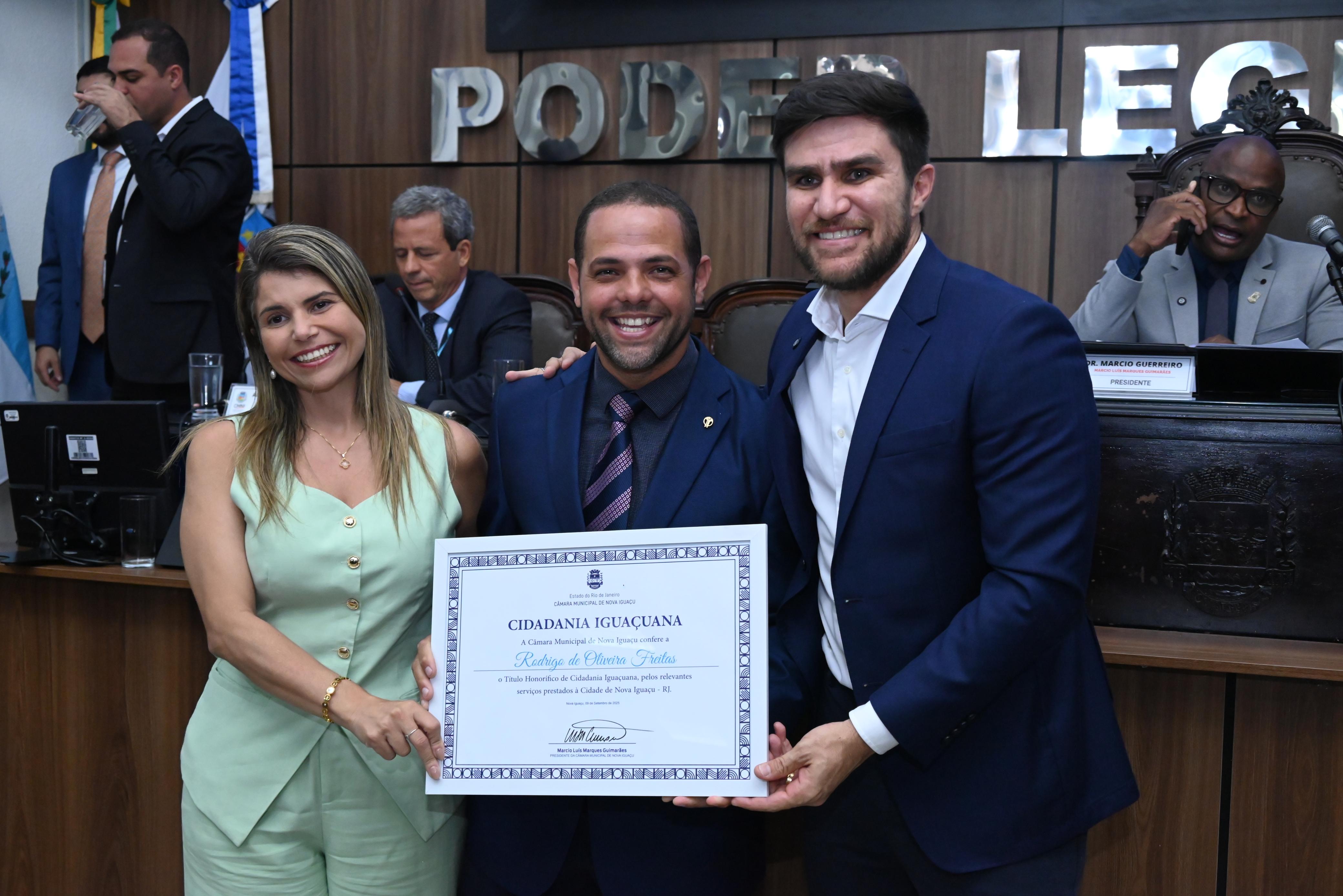 Vice-prefeita Dra Roberta, homenageado Rodrigo e presidente Dr. Marcio Guerreiro