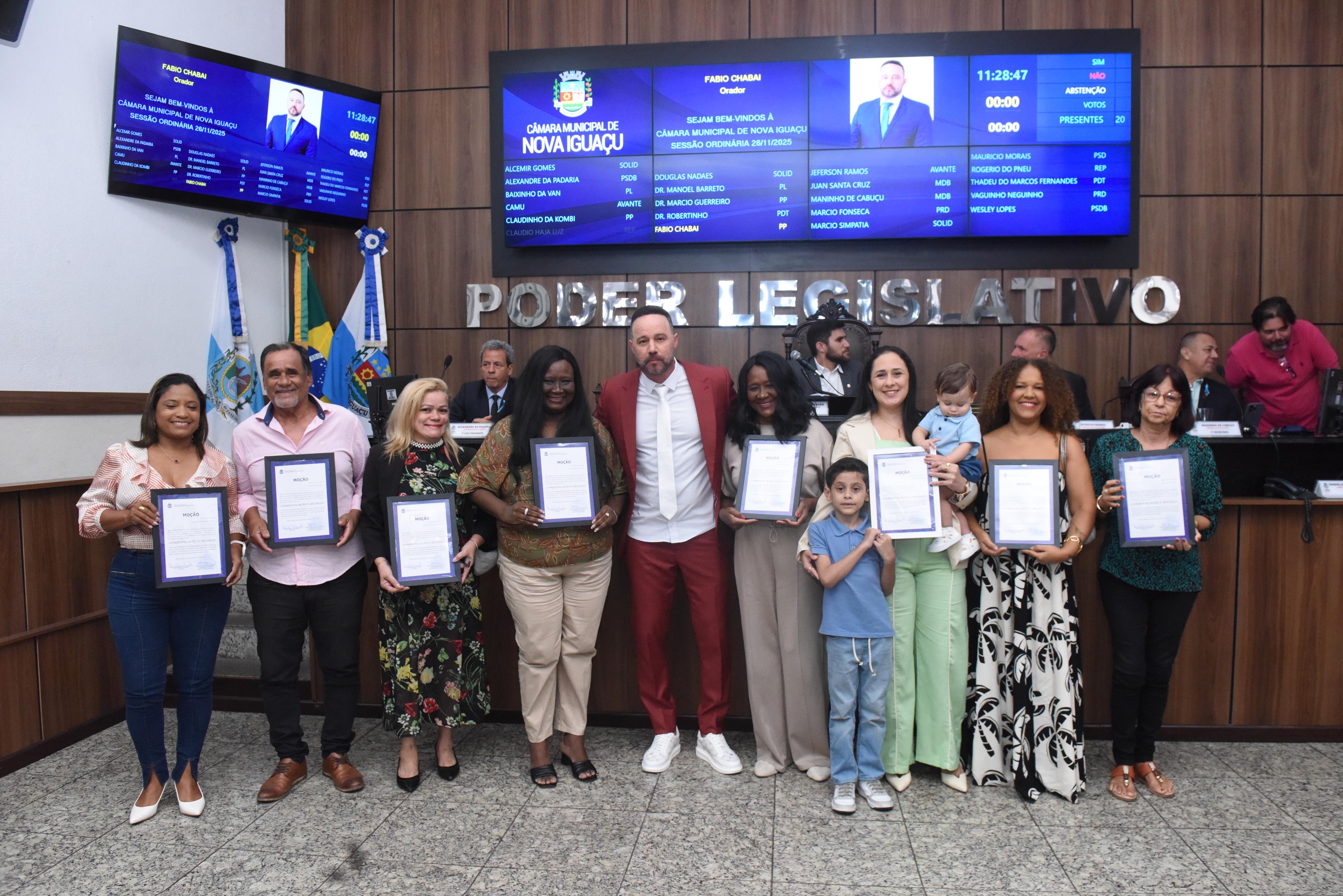 Ver Chabai, no centro, homenageia os educadores que são referência na cidade