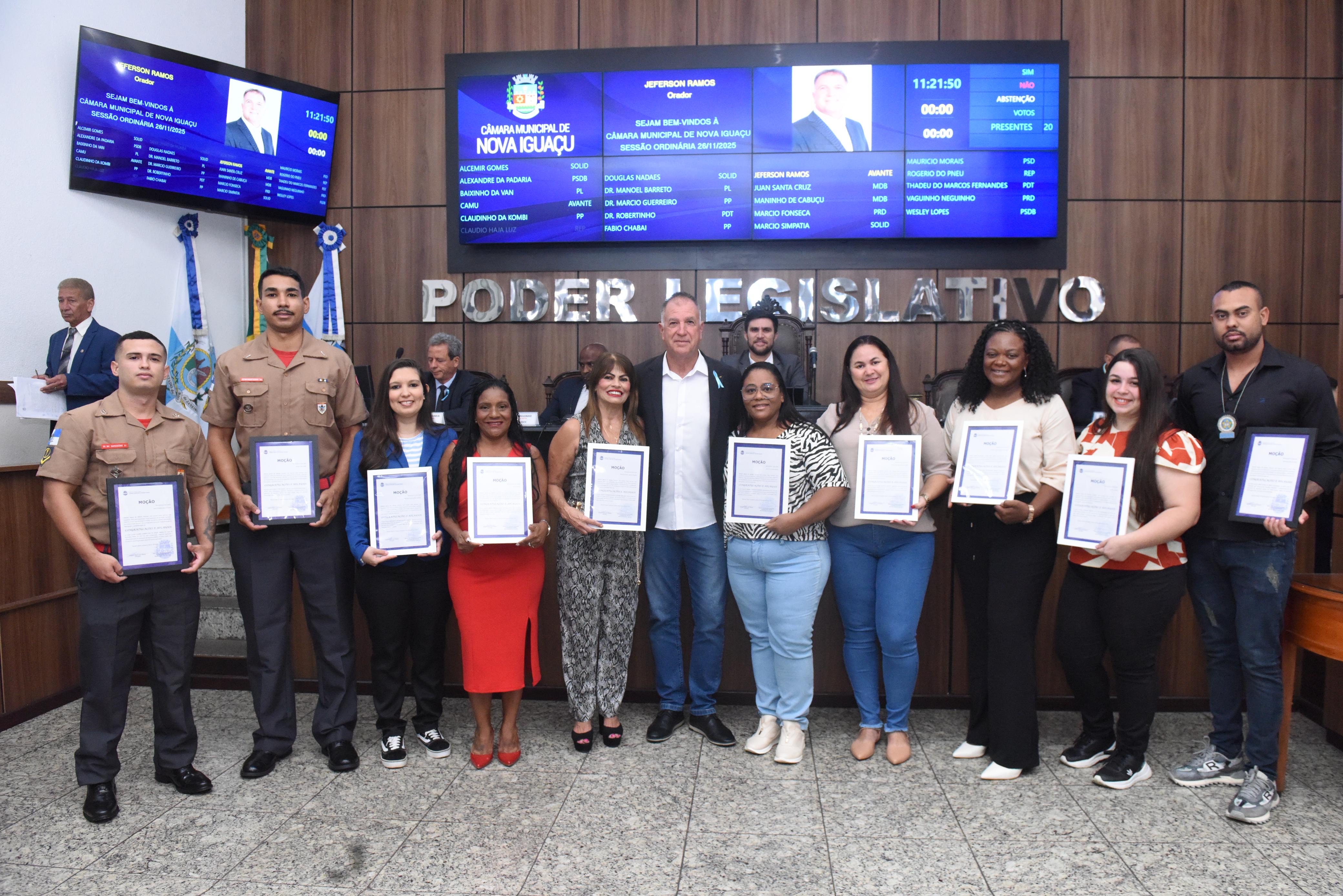Servidores da Saúde, policial civil e oficiais do Corpo de Bombeiros: homenageados do vereador Jeferson Ramos