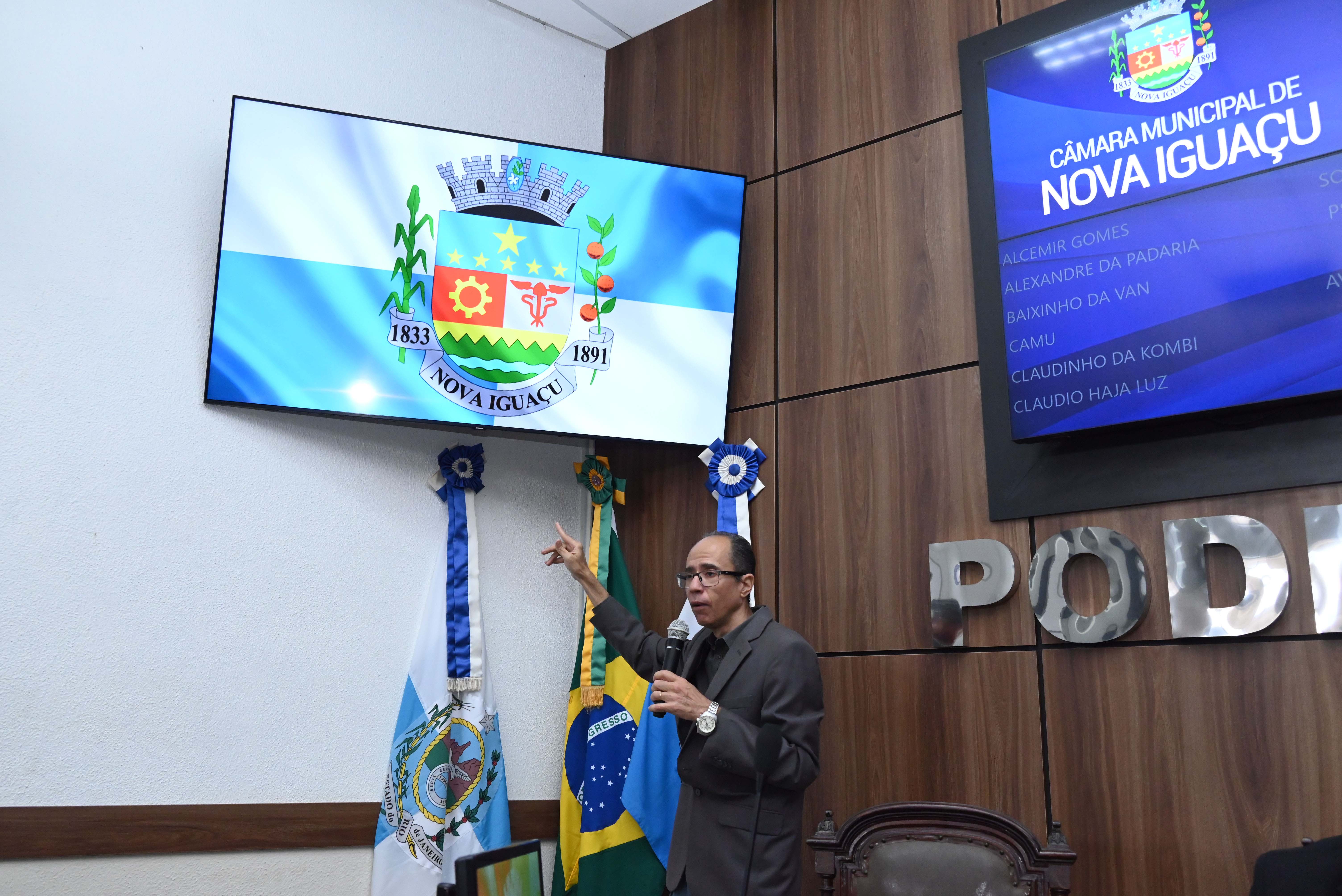 Secretário Alex Aragão explica sobre o significado dos símbolos municipais