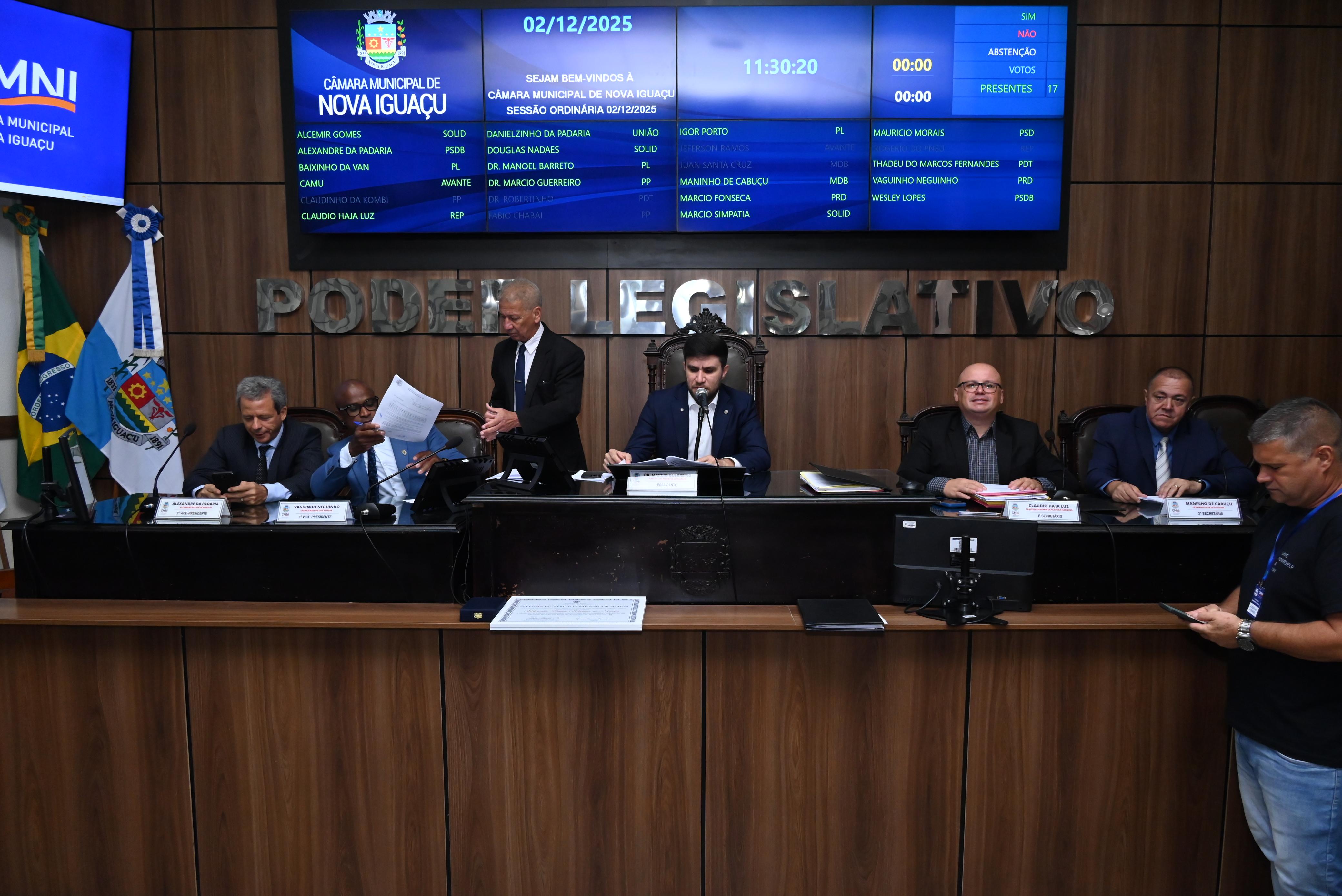 Vereador Haja Luz, quarto vereador a partir da esquerda, comunicou que seu projeto que reconhece as igrejas e templos como atividades essenciais, foi sancionado e publicado no DO do município