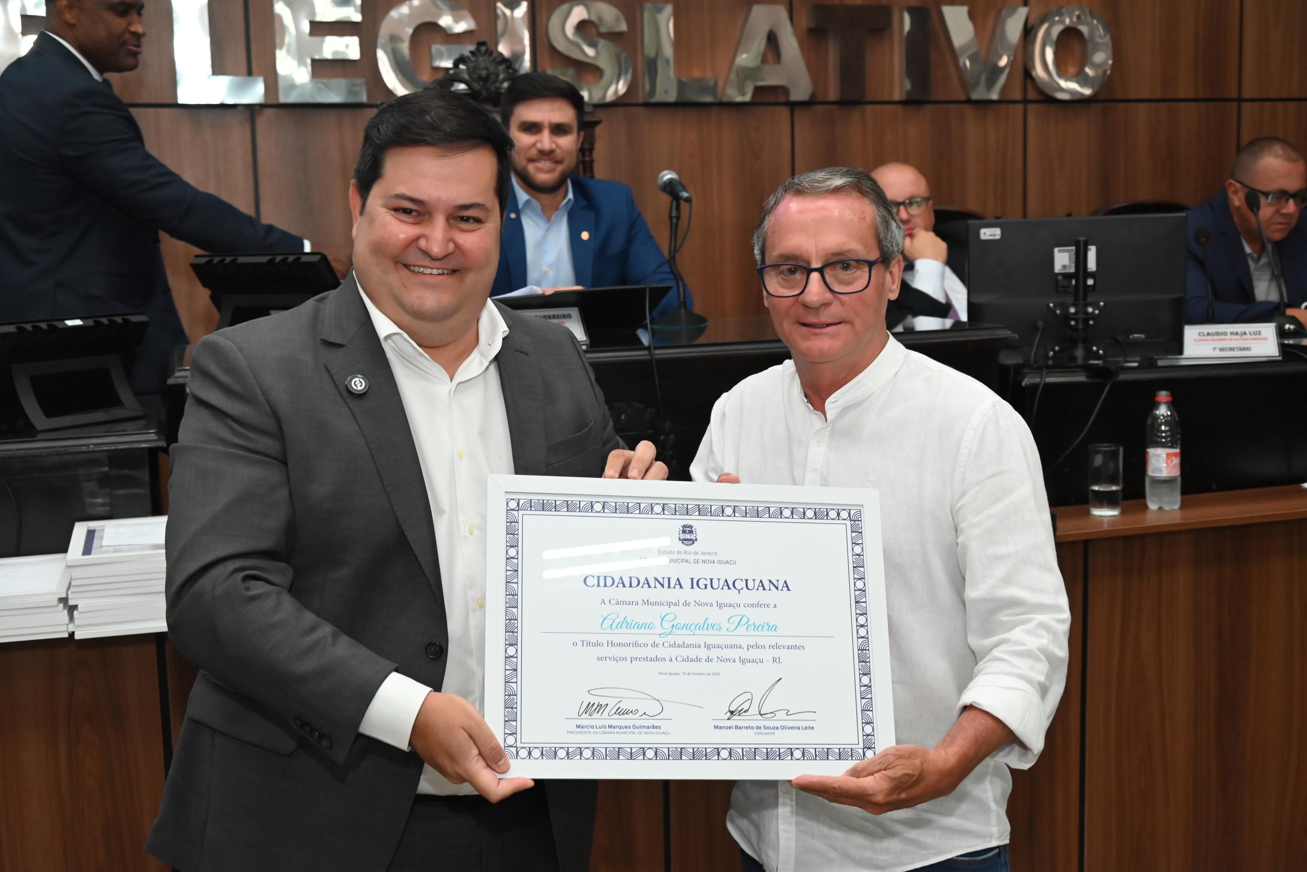 Ver Dr. Manoel Barreto homenageou o diretor do Hospital Iguassu e Maternidade Mariana  Bulhões Adriano Gonçalves