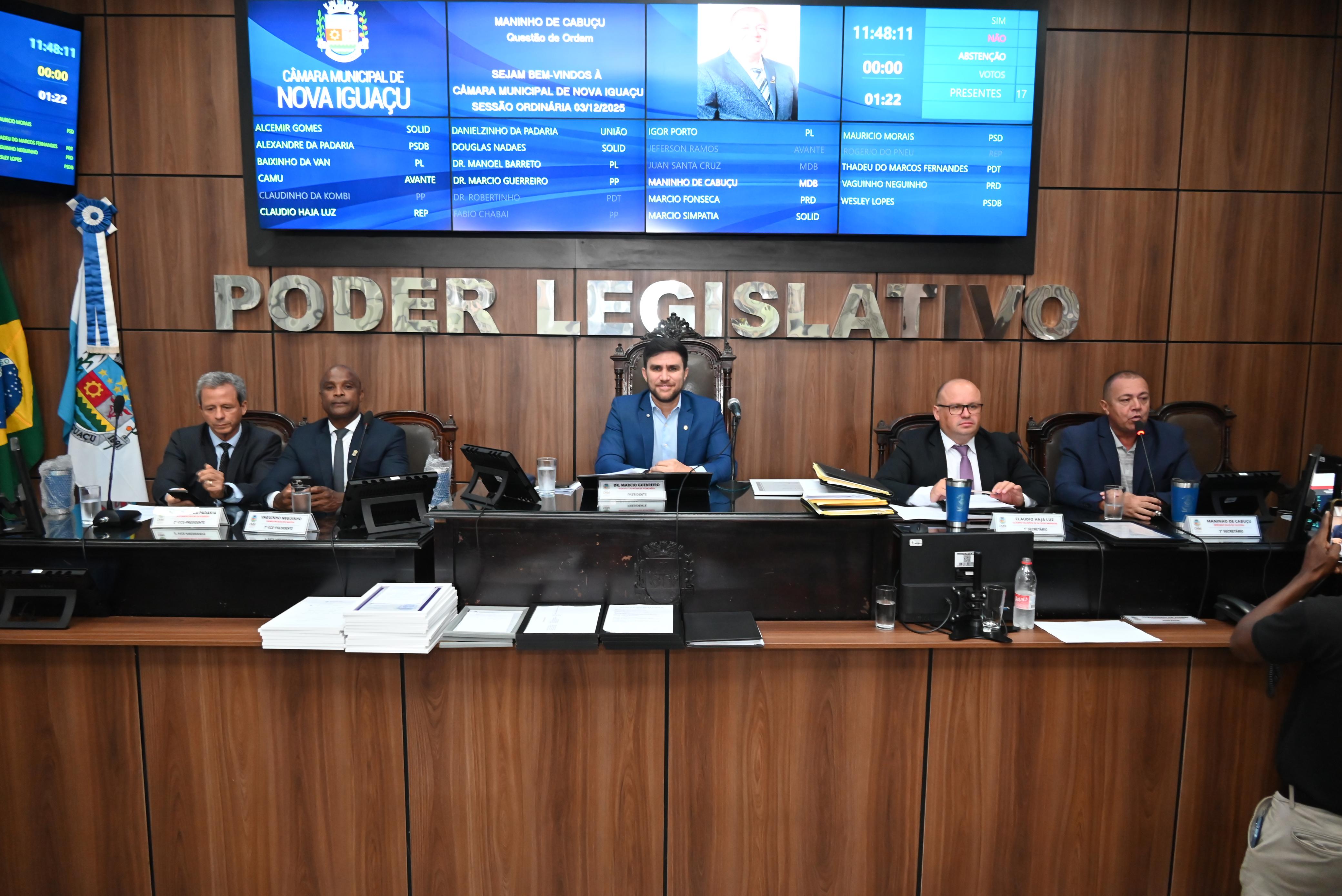 No centro, presidente Dr. Marcio, que conduziu a sessão ao lado vereadores Alexandre, Vaguinho, Haja Luz e Maninho