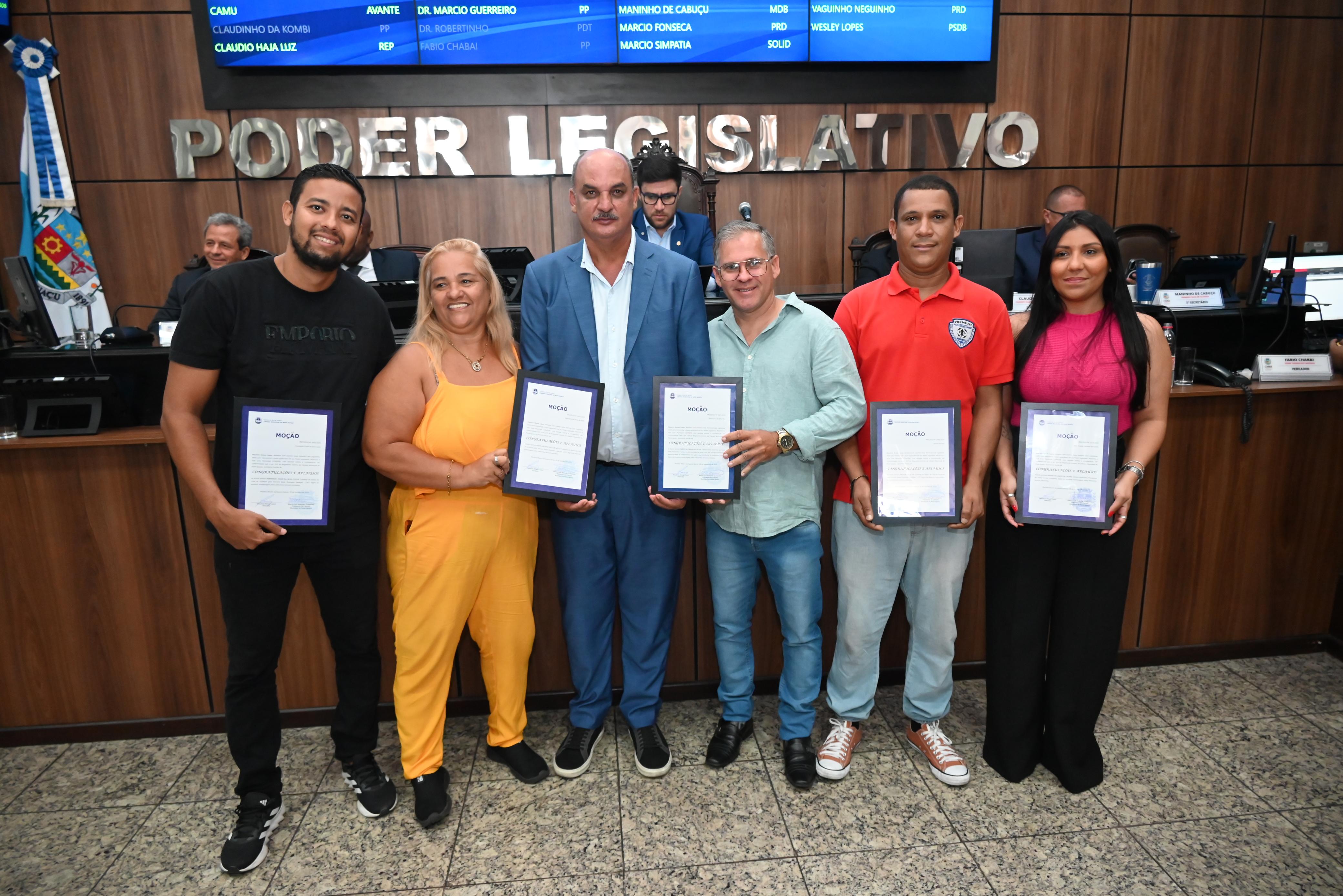 Ver Mauricio Morais e seus agraciados com Moçõies de Congratulações: Fernando da Silva,  Kátia Cristina, Emerson Carvalho, Arilson da Silva e Ariane Facundo