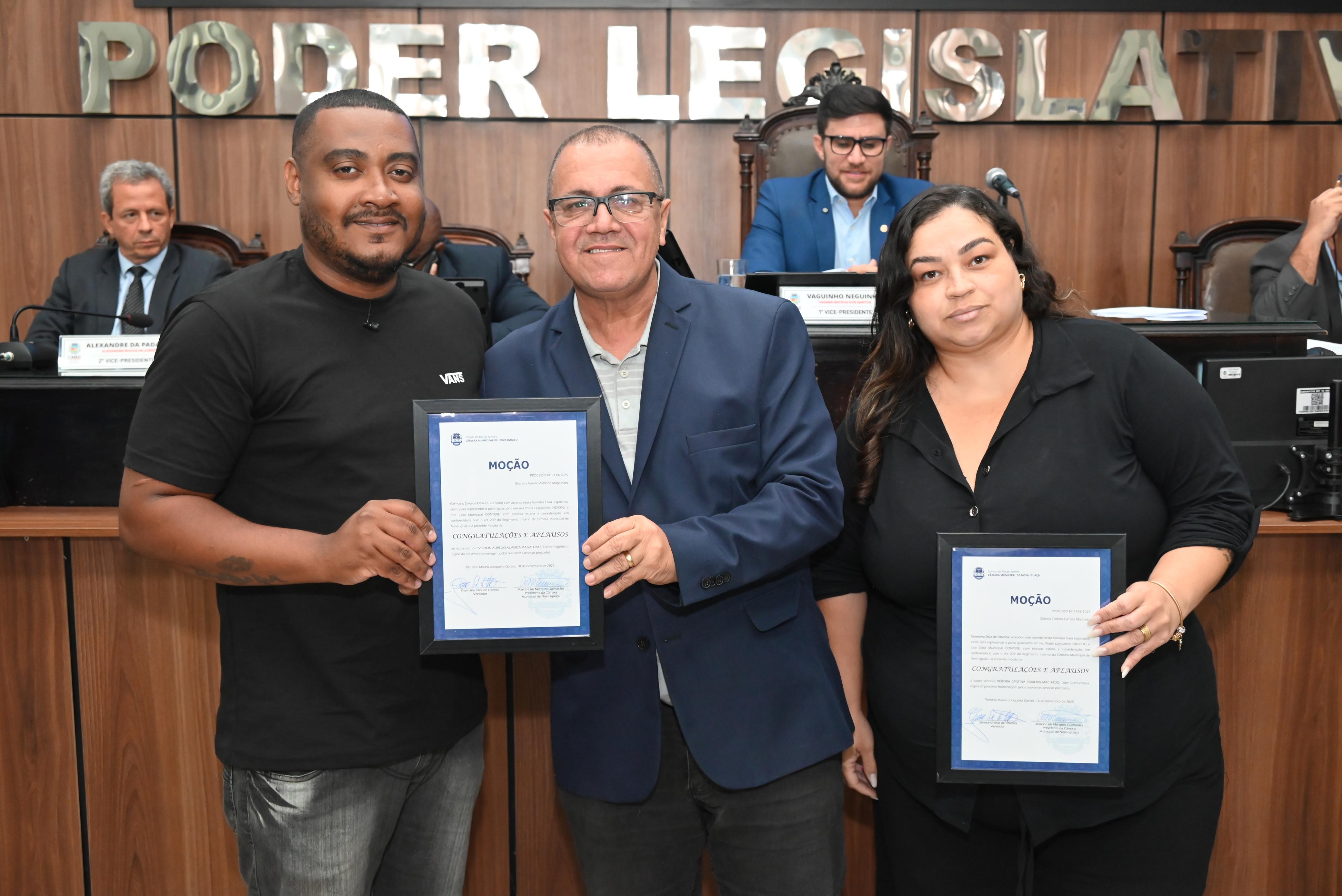 O cantor Everton Aurélio e a educadora Débora Cristina: ver Maninho de Cabuçu homenageia pela participação no desenvolvimento de Nova Iguaçu