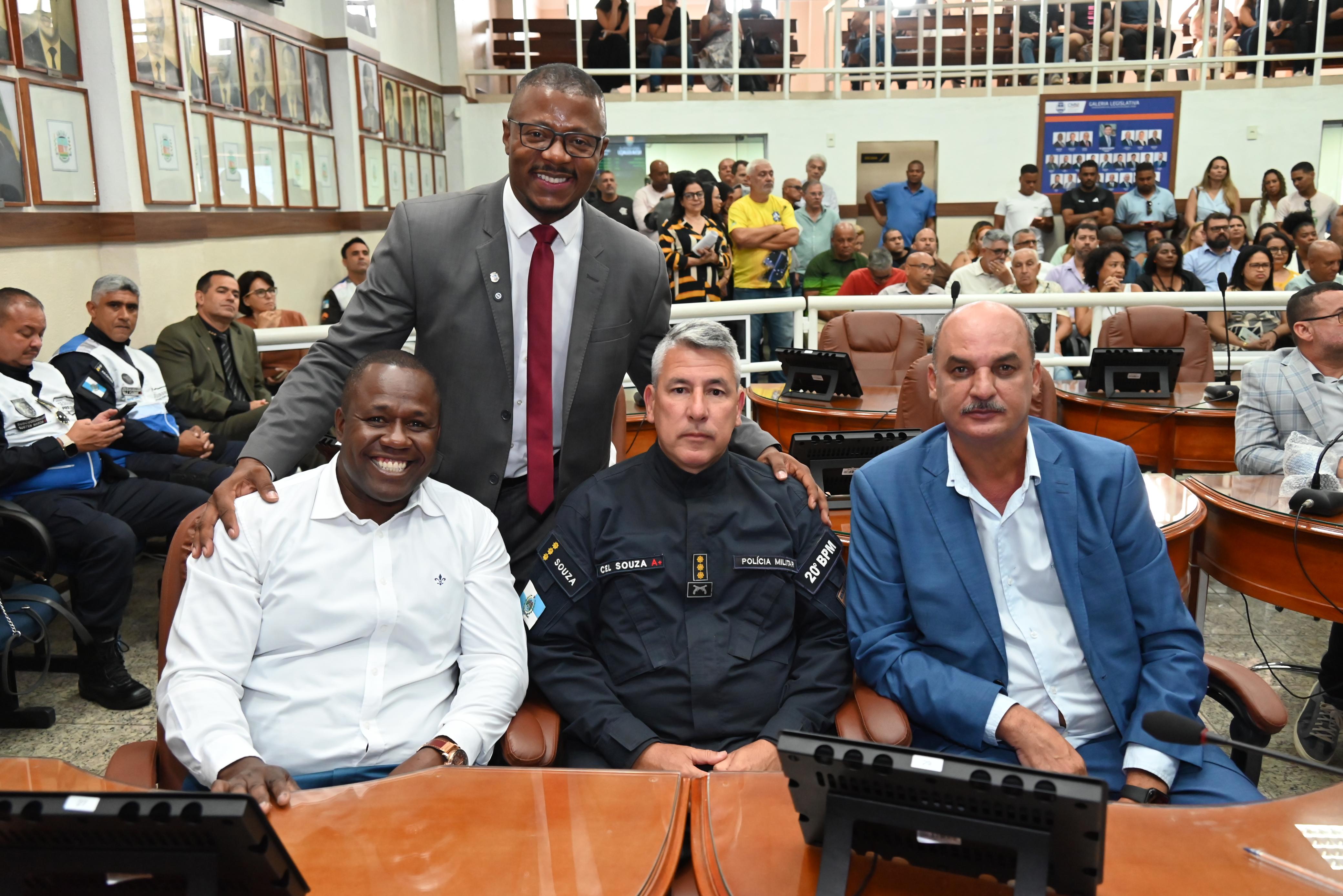 Sentados, a partir da esq, deputado estadual Carlinhos BNH, comandante do 20º BPM e ver  Mauricio; ver Marcio Simpatia completa a foto