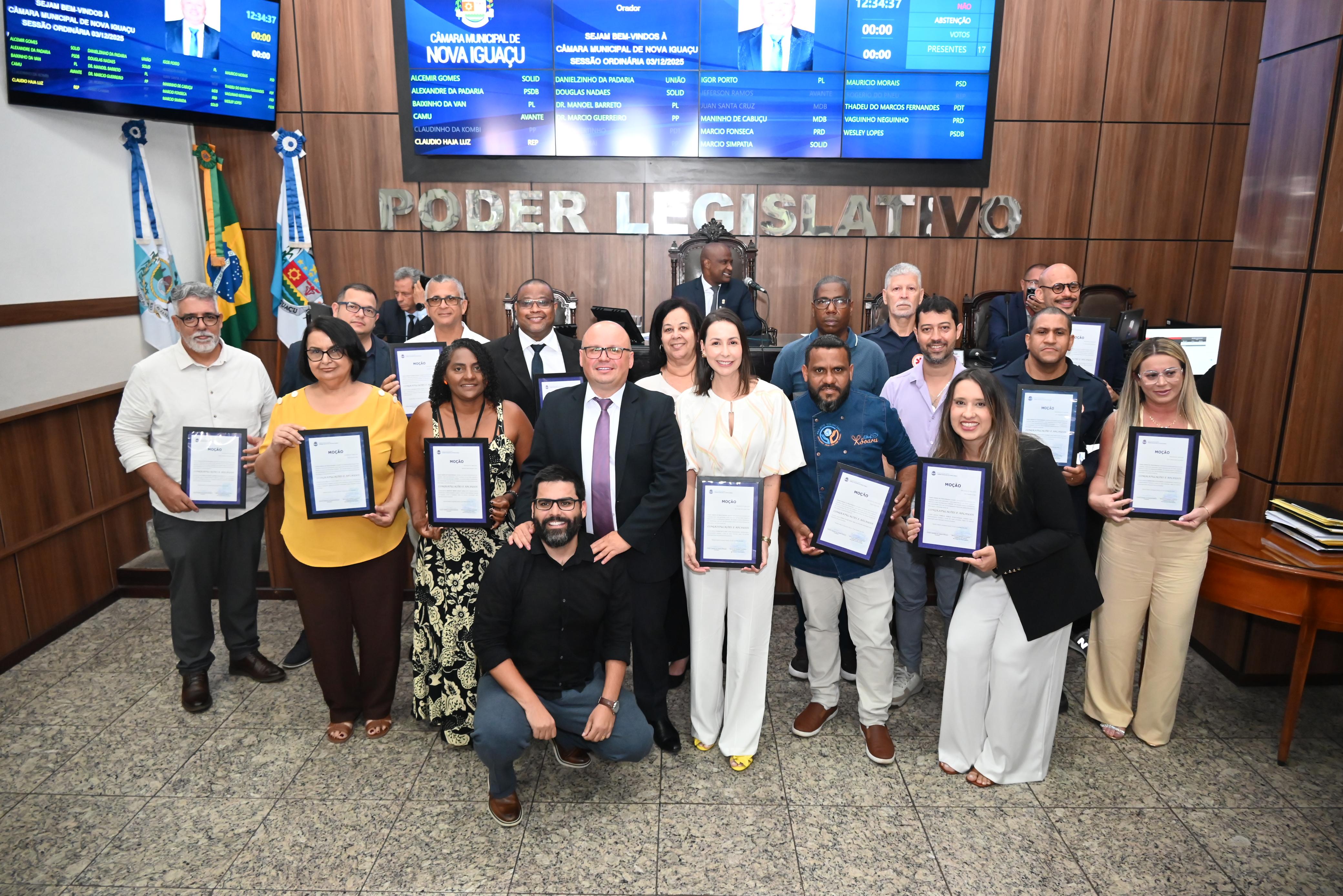 Ver Claudio Haja Luz entregou moções de Congratulações e Aplausos profissionais do  Sistema de Ensino Gastronômico Internacional, do SAMU e do Programa municipal contra o tabagismo