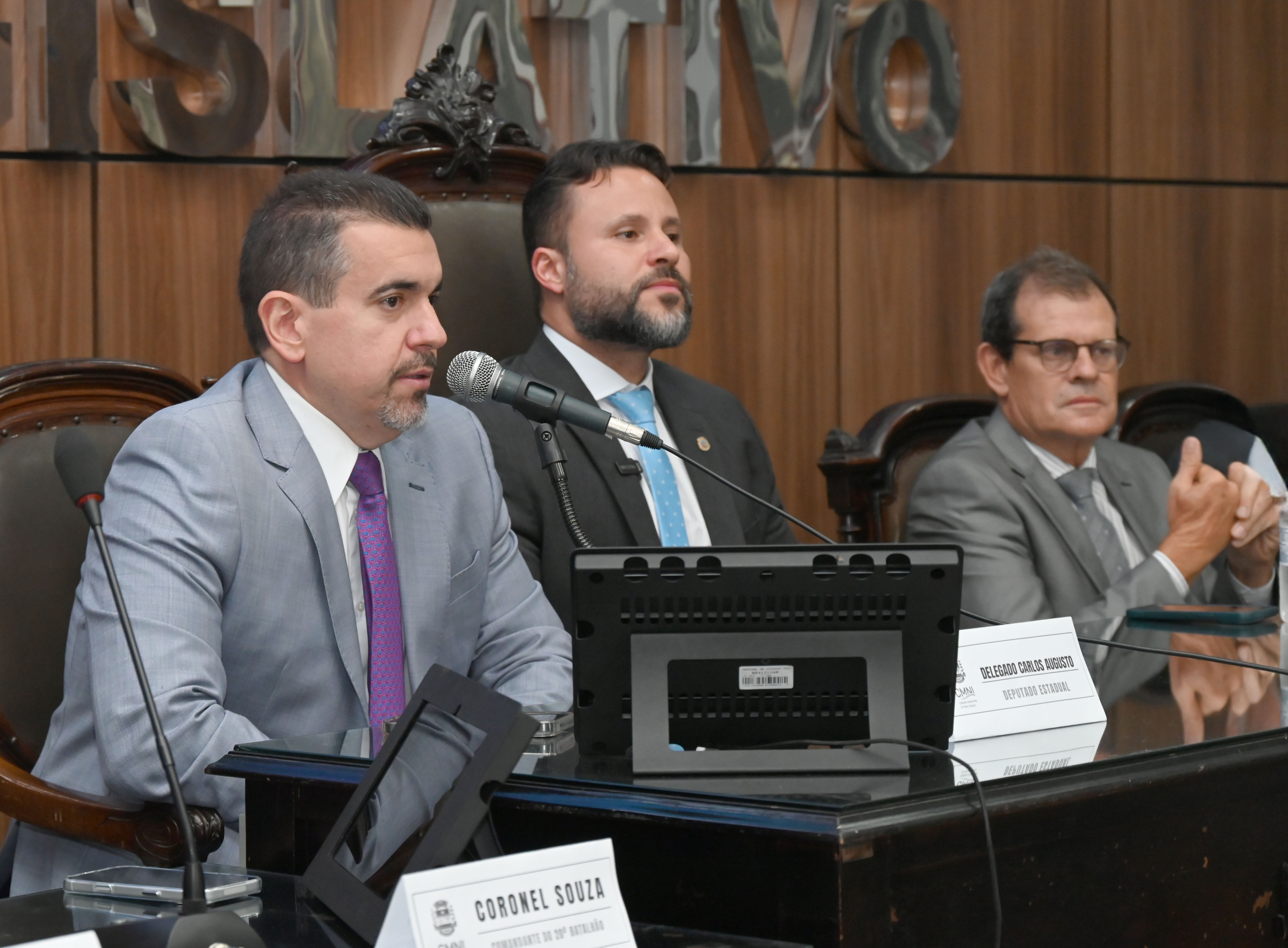 Deputado Carlos Augusto também homenageou policiais civis