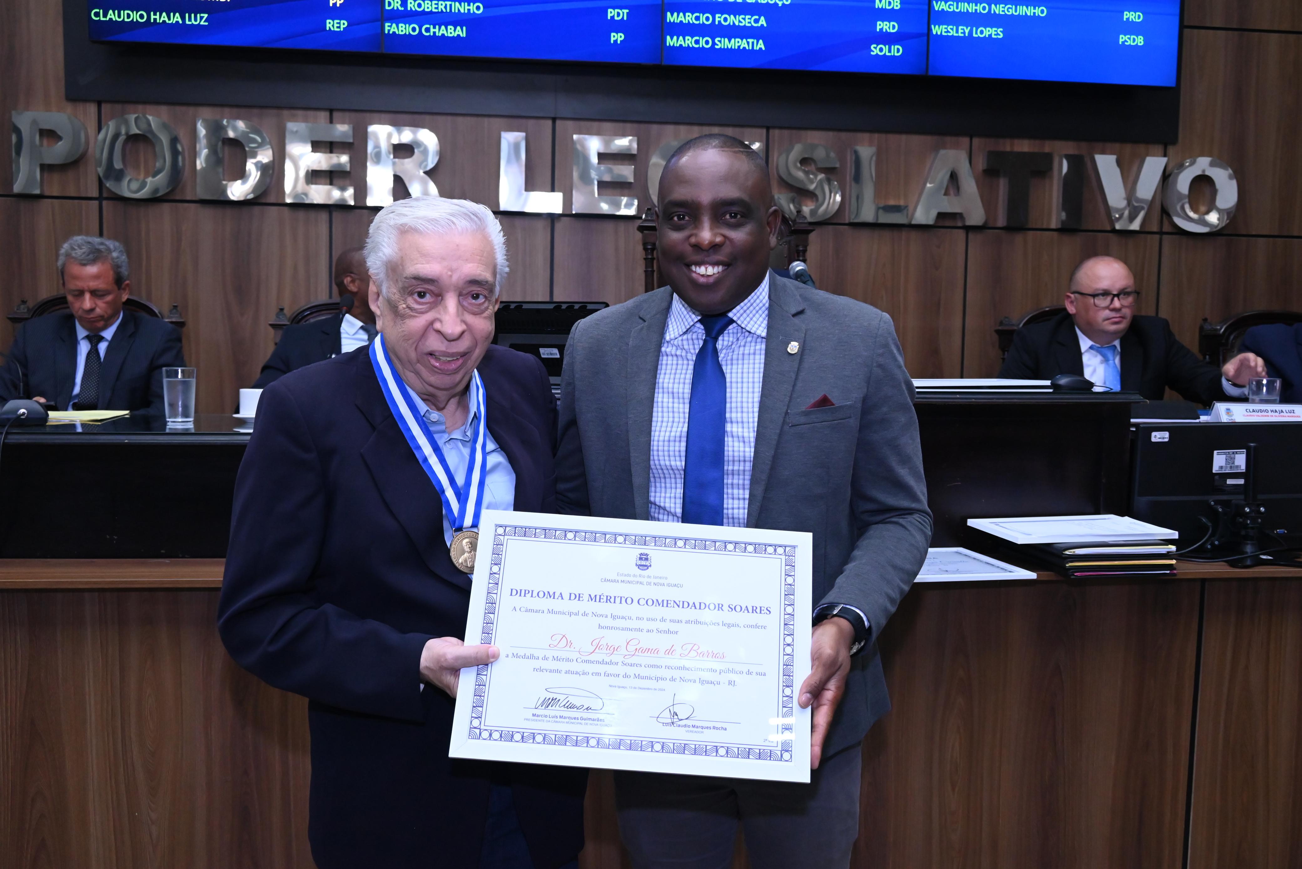 Dr. Jorge Gama recebe a Medalha de Mérito Comendador Soares das mãos do vereador Claudinho da Kombi