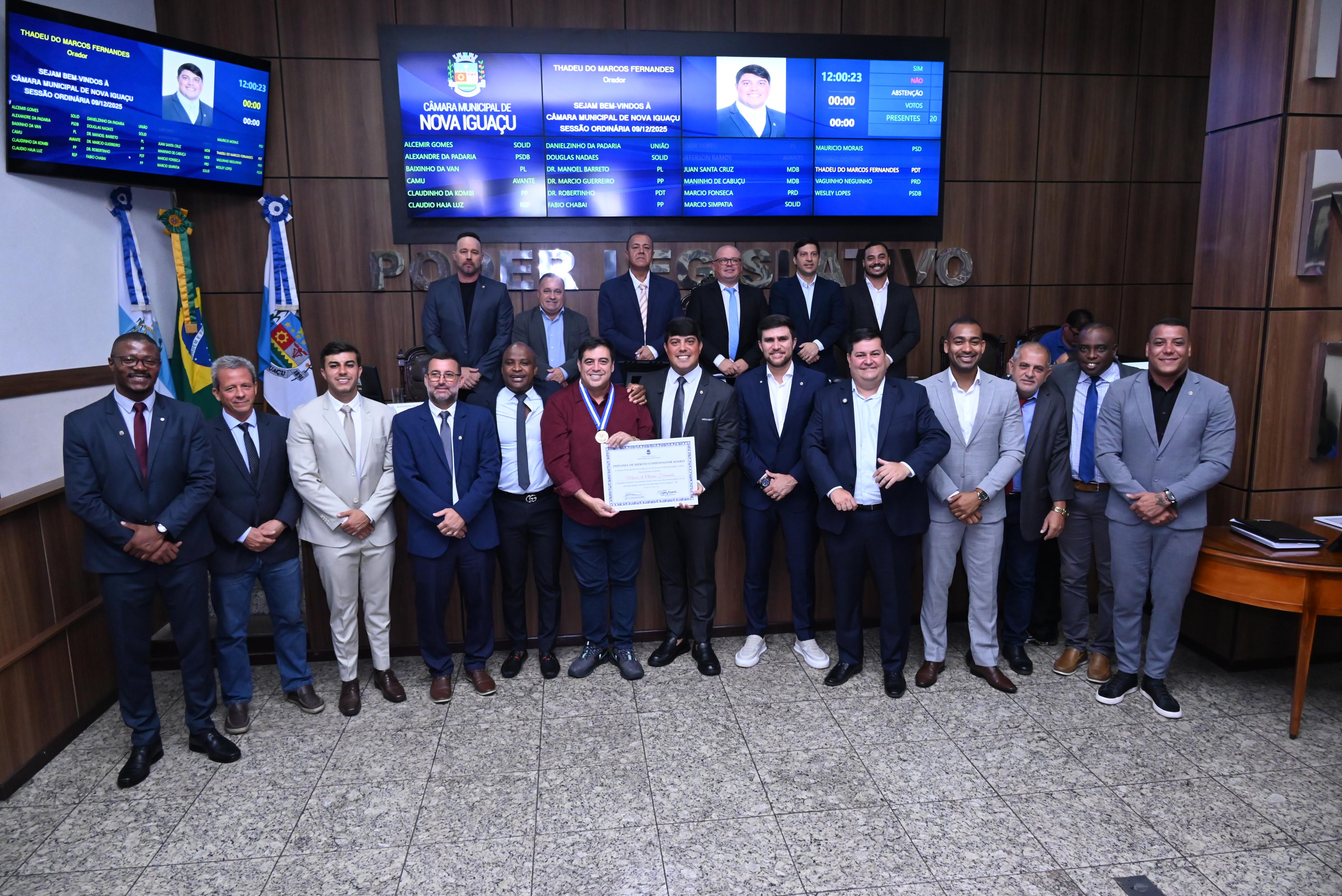 Ex-presidente da CMNI, Marcos Fernandes (blusa vermelha), é agraciado com a Medalha de Mérito  Comendador Soares, comenda assinada por seu filho, o vereador Thadeu do Marcos Fernandes