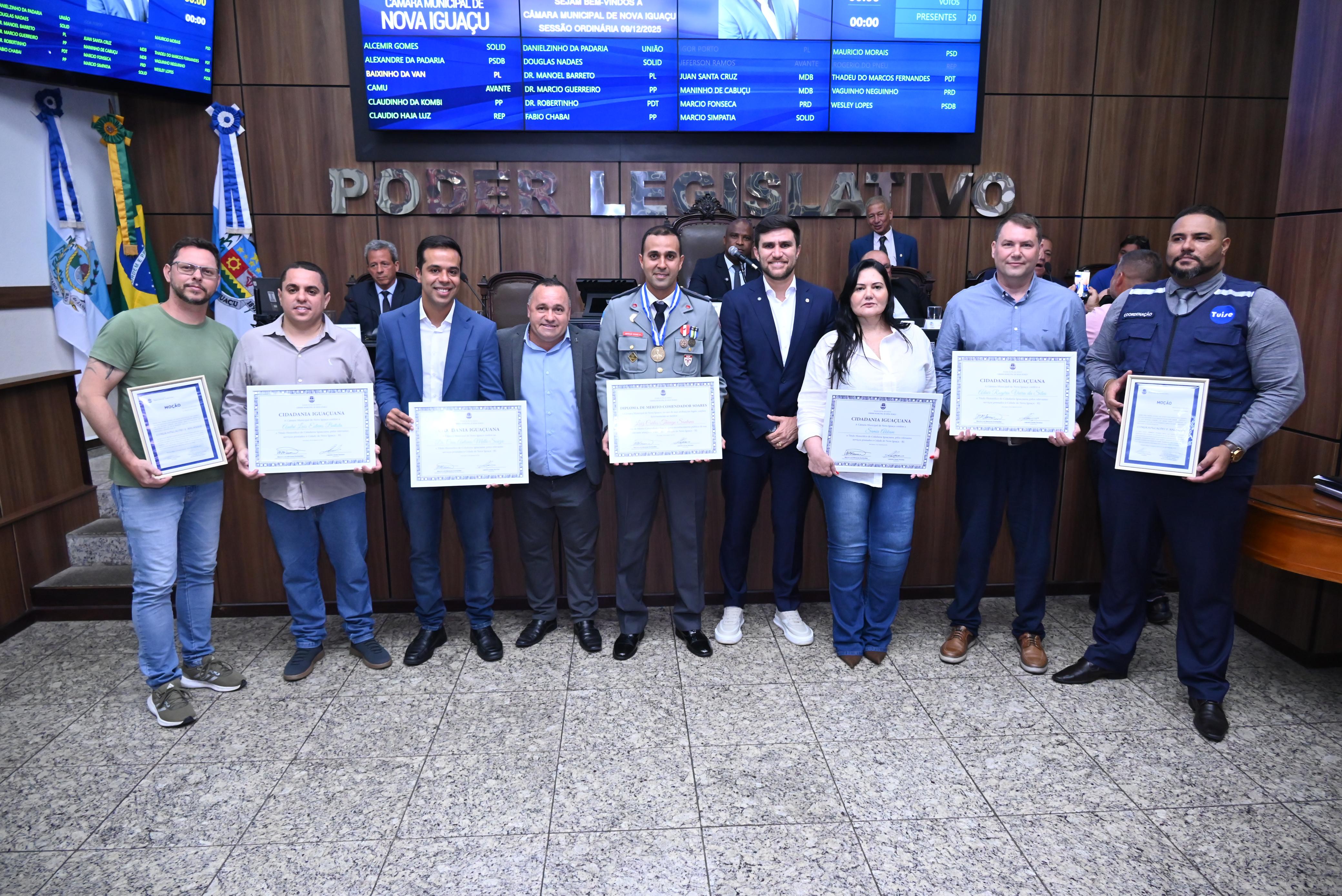 Servidores do Samu/RJ, médicos e a diretora do Rio Imagem da Baixada, Sania Akkan, são condecorados pelo vereador Baixinho da Van