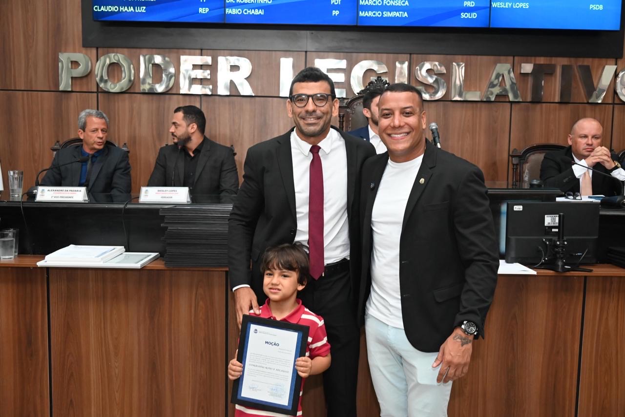 O advogado Renato Menezes é agraciado pelo vereador Juan Santa Cruz