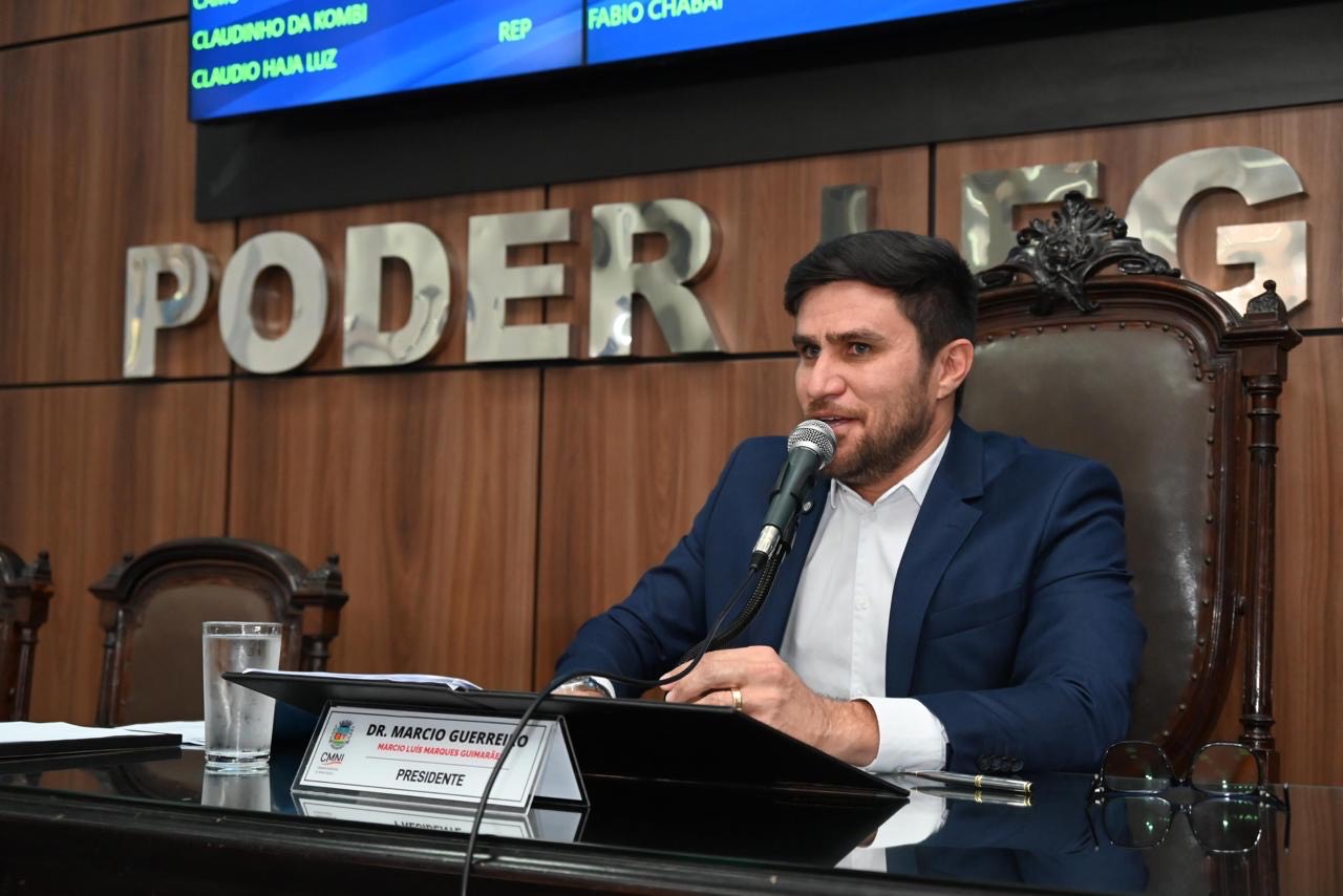 Presidente Dr. Marcio Guerreiro emocionado na despedida do ano legislativo de 2025