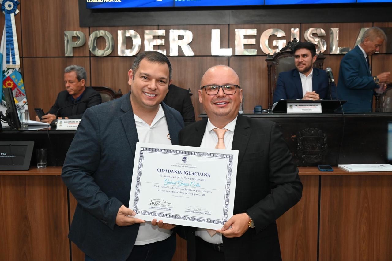 O empresário Gabriel Cotta agora é cidadão iguaçuano; o autor da homenagem foi o ver Haja Luz