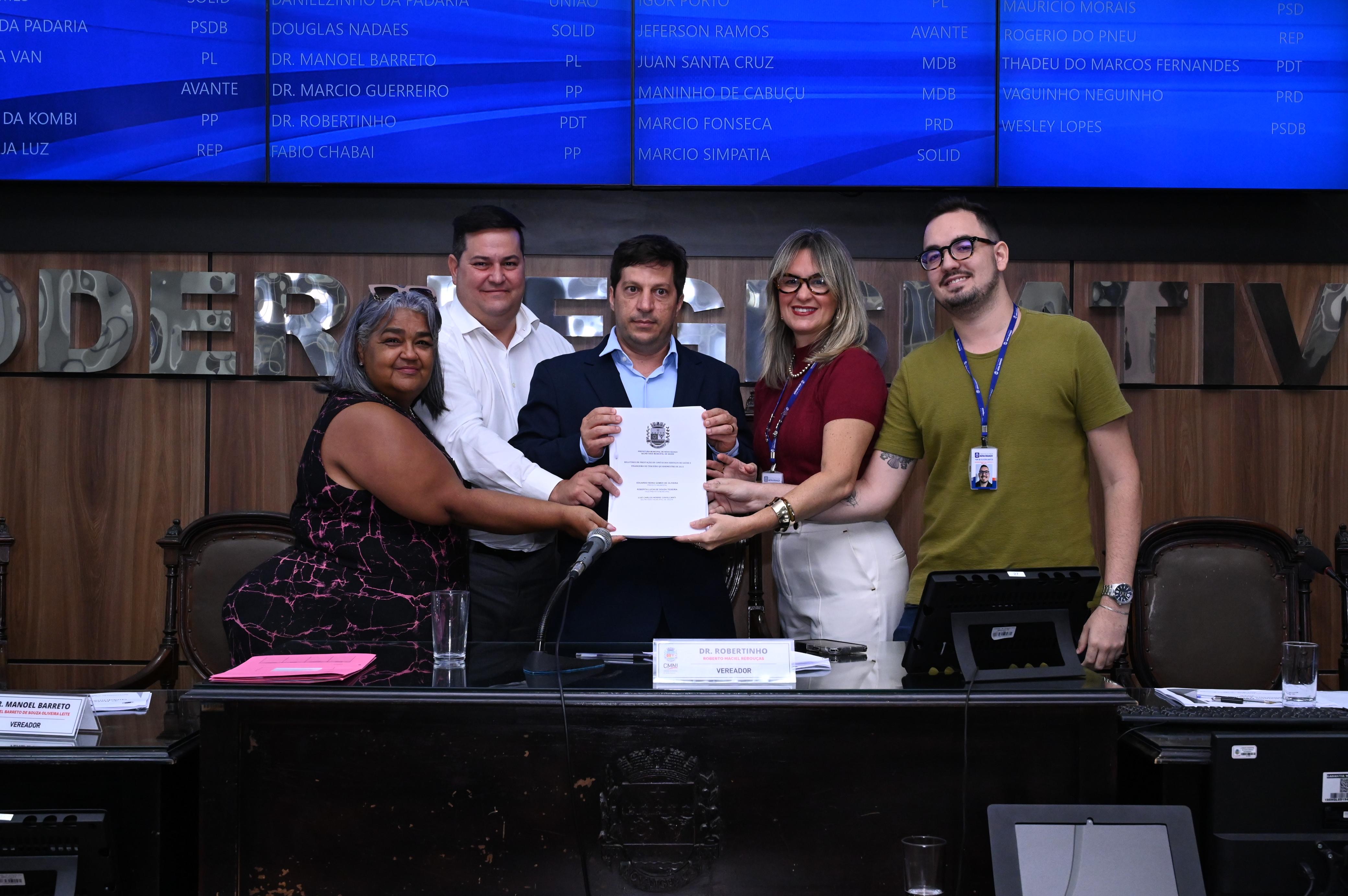 Relatório de Saúde é entregue ao presidente da Comissão de Saúde, Dr. Robertinho