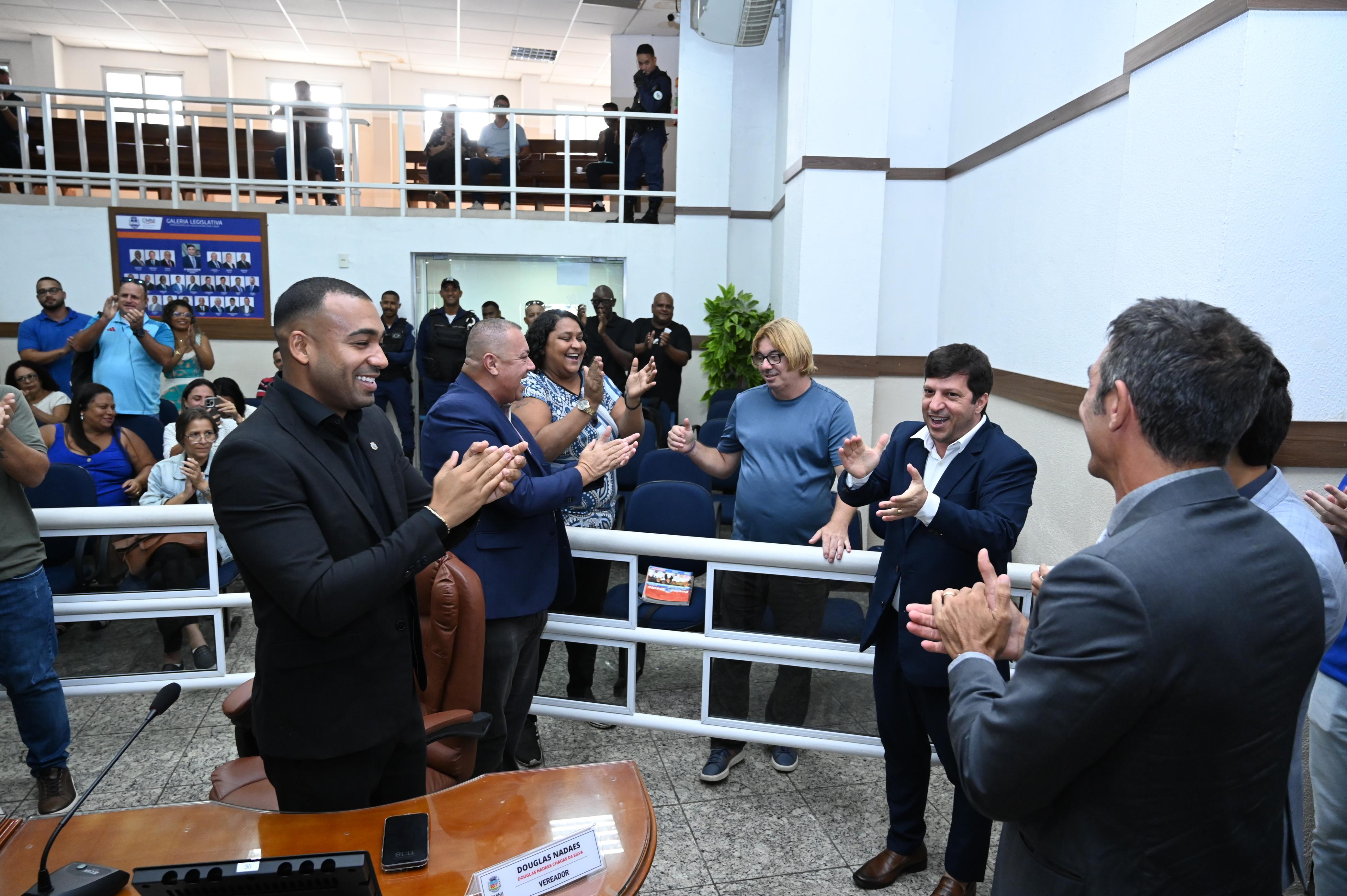 Two Two, ao fundo recebe o carinho dos vereadores pelo seu aniversário