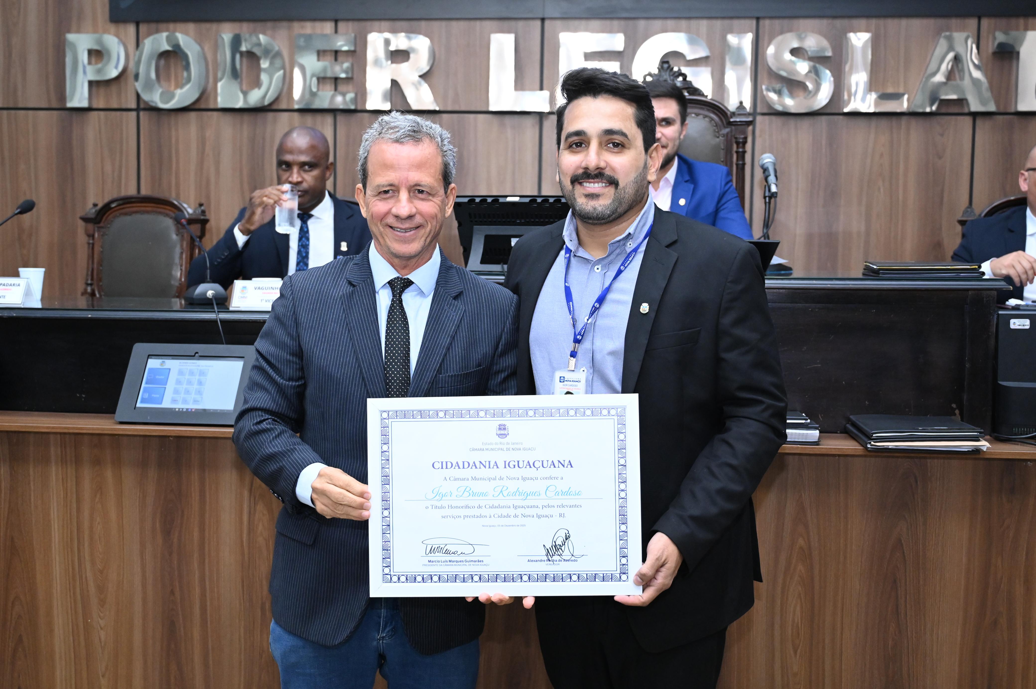 Vereador Alexandre da Padaria, à esq, homenageia o superintendente Igor Cardoso