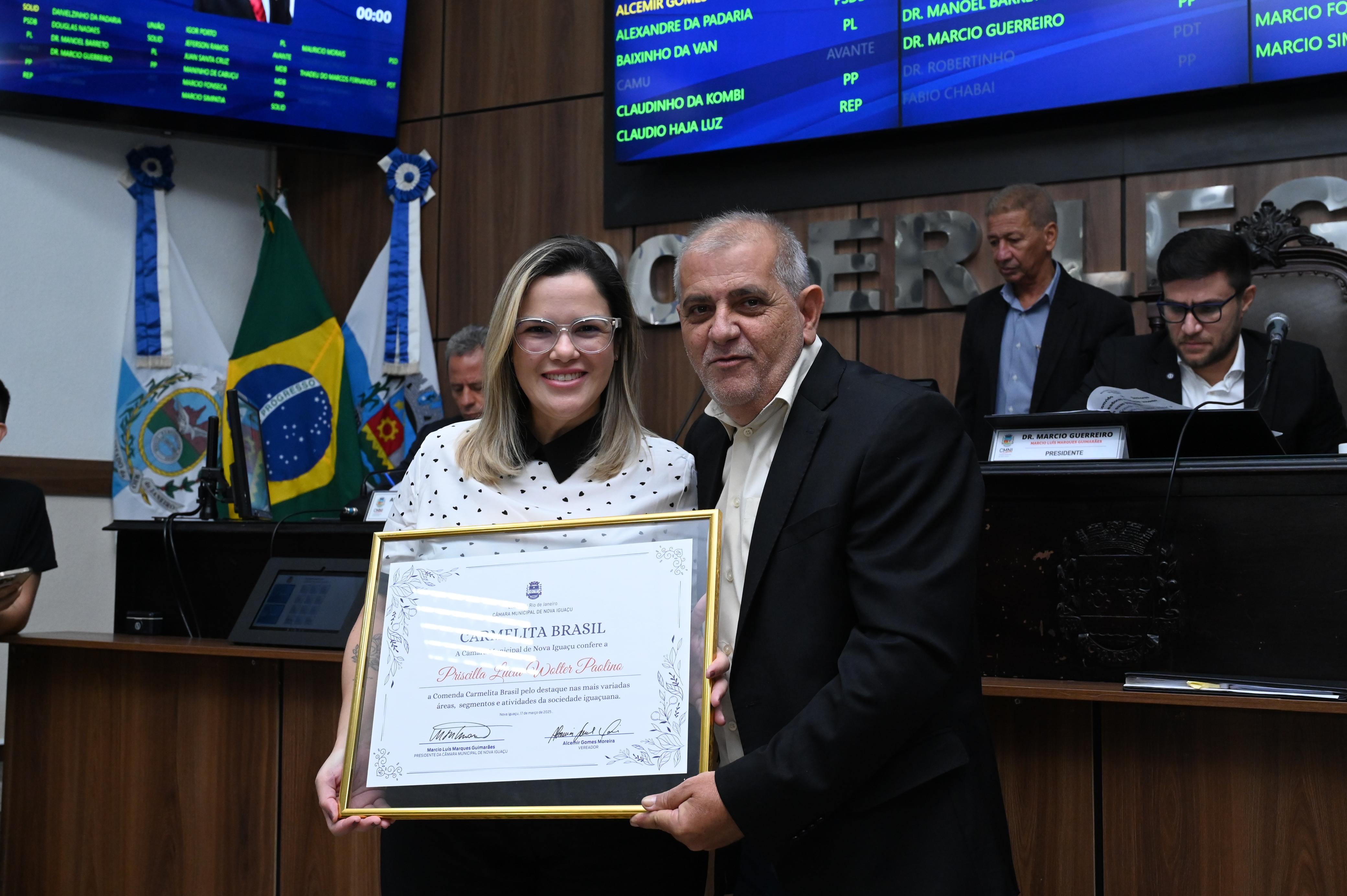 A empresária iguaçuana Priscilla Lúcia Walter e o ver Alcemir Gomes na entrega do Diploma Carmelita