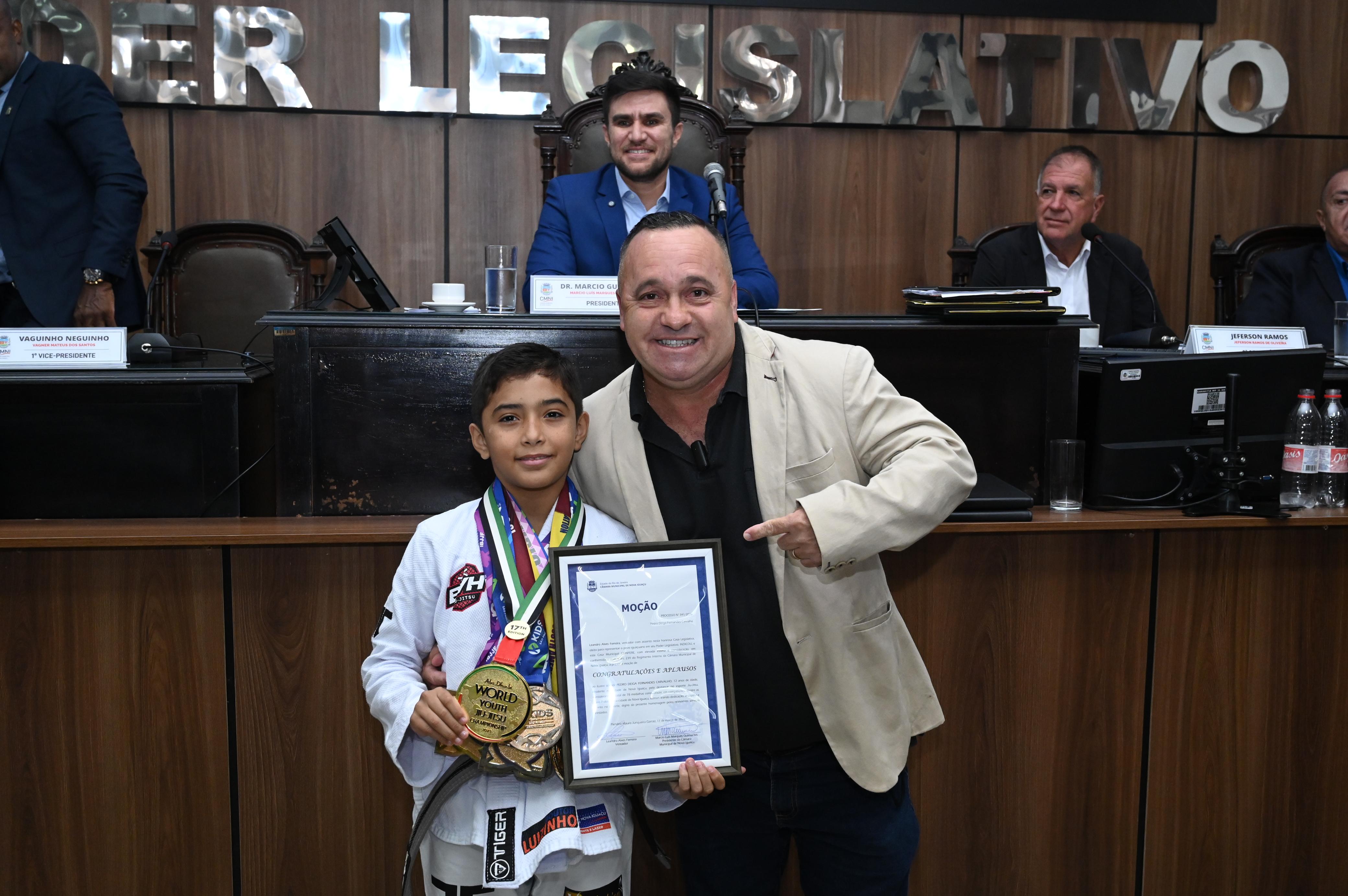 Campeão mundial de jiu-jitusu, na categoria pluma, Pedro Deiga é morador do bairro Corumbá; seu talento é reconhecido pelo vereador Baixinho da Van com a entrega de Moção de Aplausos