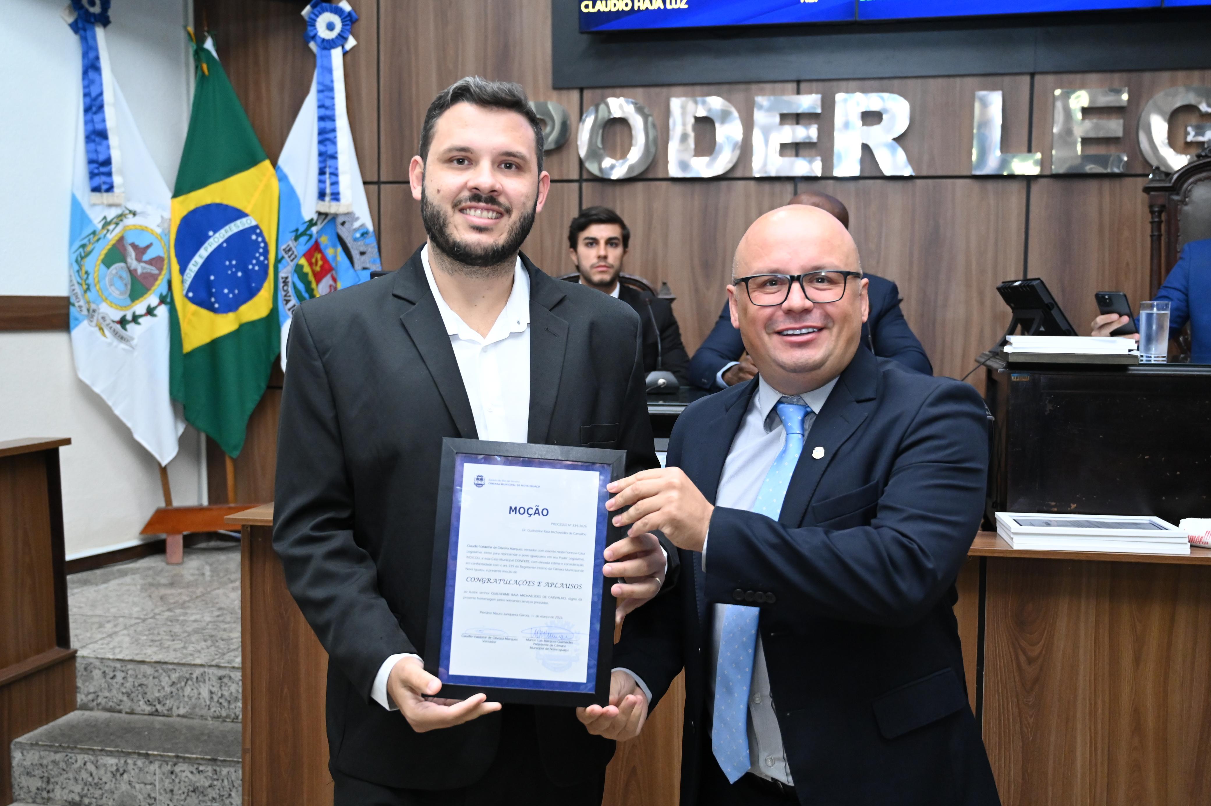 Médico Guilherme Michaelides e vereador Claudio Haja Luz: dedicação à pediatria recebe  condecoração da CMNI