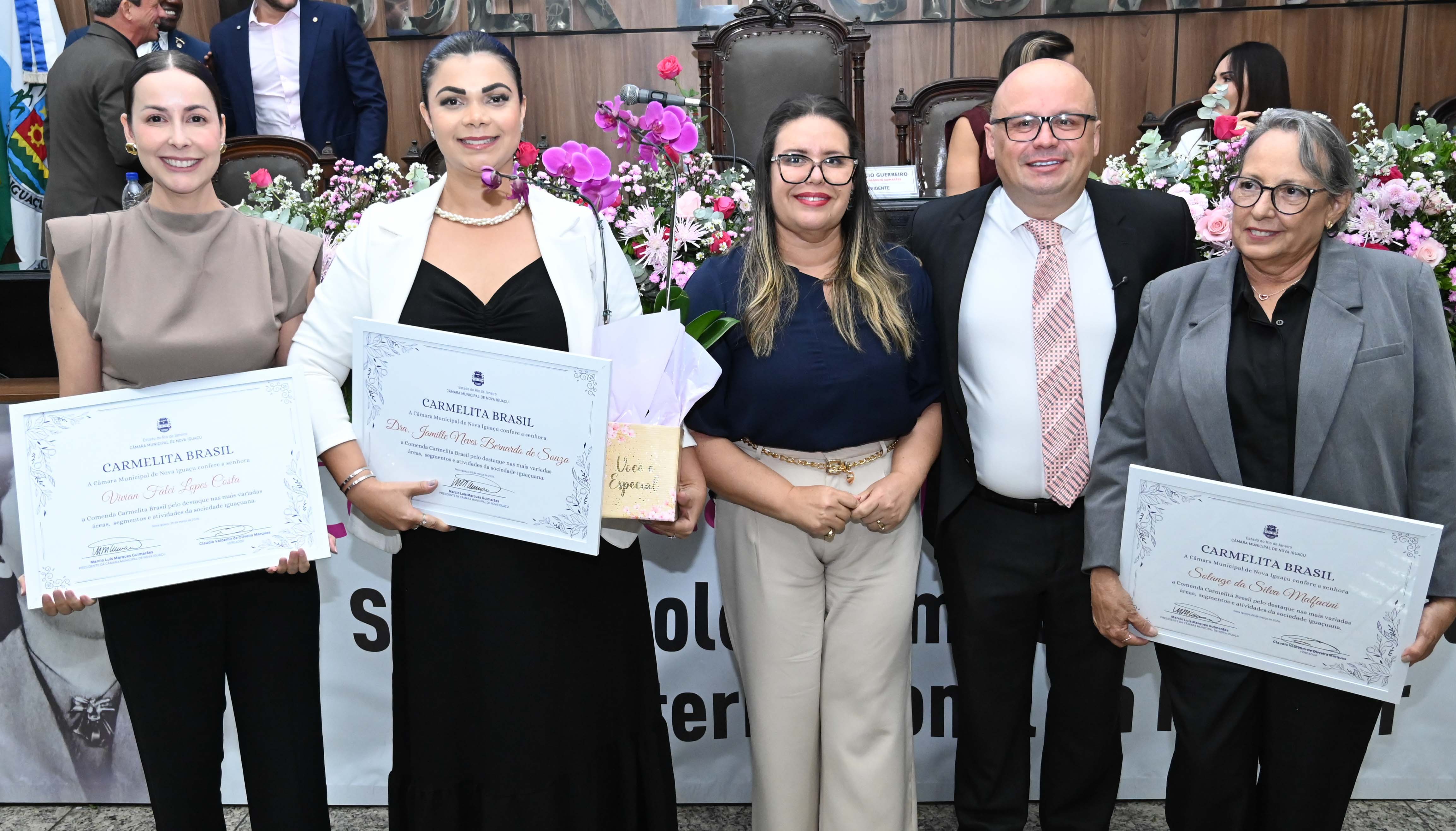 Ver Haja Luz, na companhia de sua esposa Sonia, de calça bege, na entrega dos diplomas às  senhoras Jamille Neves, Vivian Falci e Solange da Silva