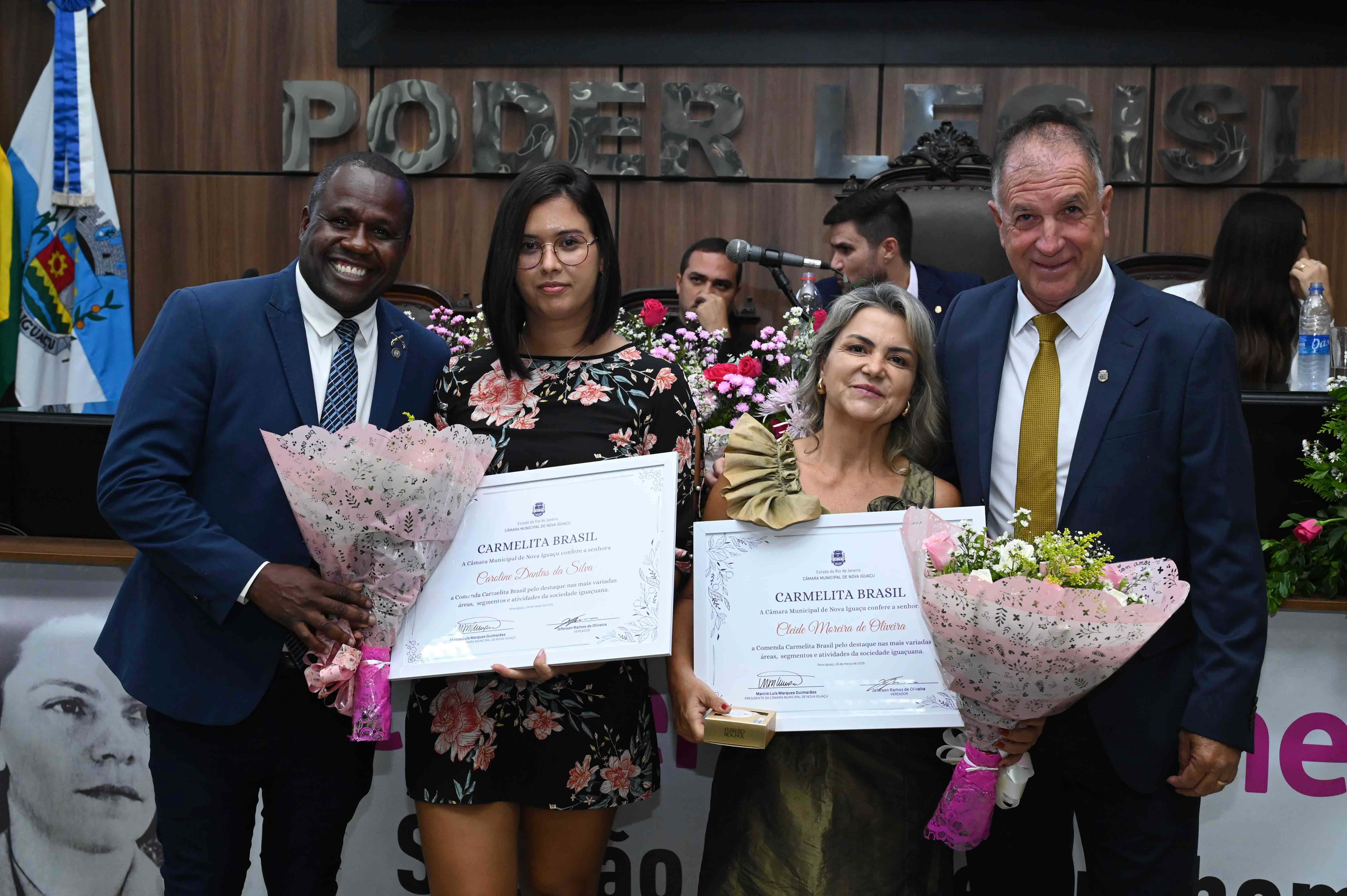 Deputado Carlinhos e ver Jeferson com as homenageadas Caroline Dantas e Cleide Moreira