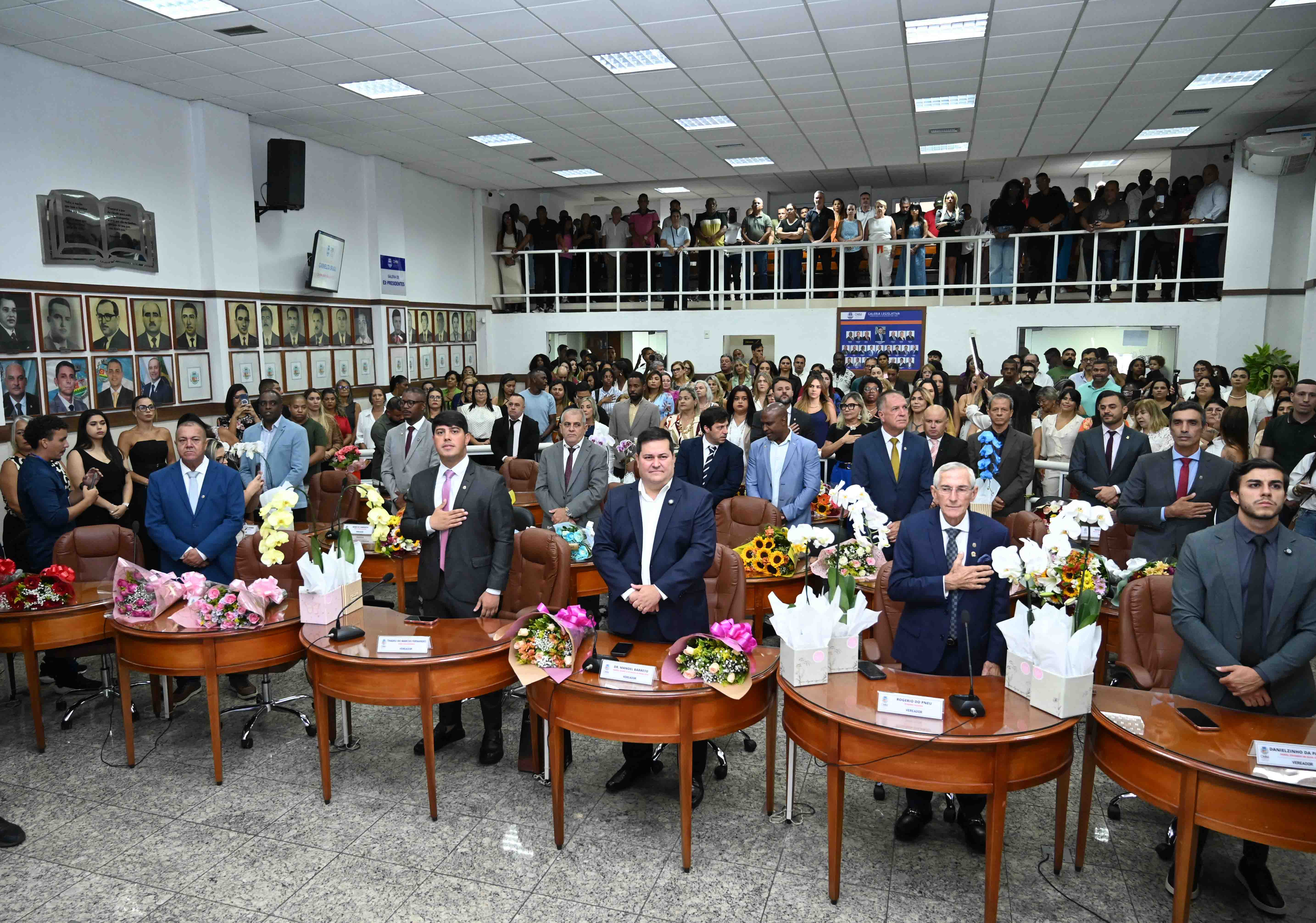 Plenário lotado na Câmara de Nova Iguaçu durante a Sessão Solene em homenagem ao Dia Internacional da Mulher, uma noite marcada por reconhecimento, emoção e celebração da força feminina.