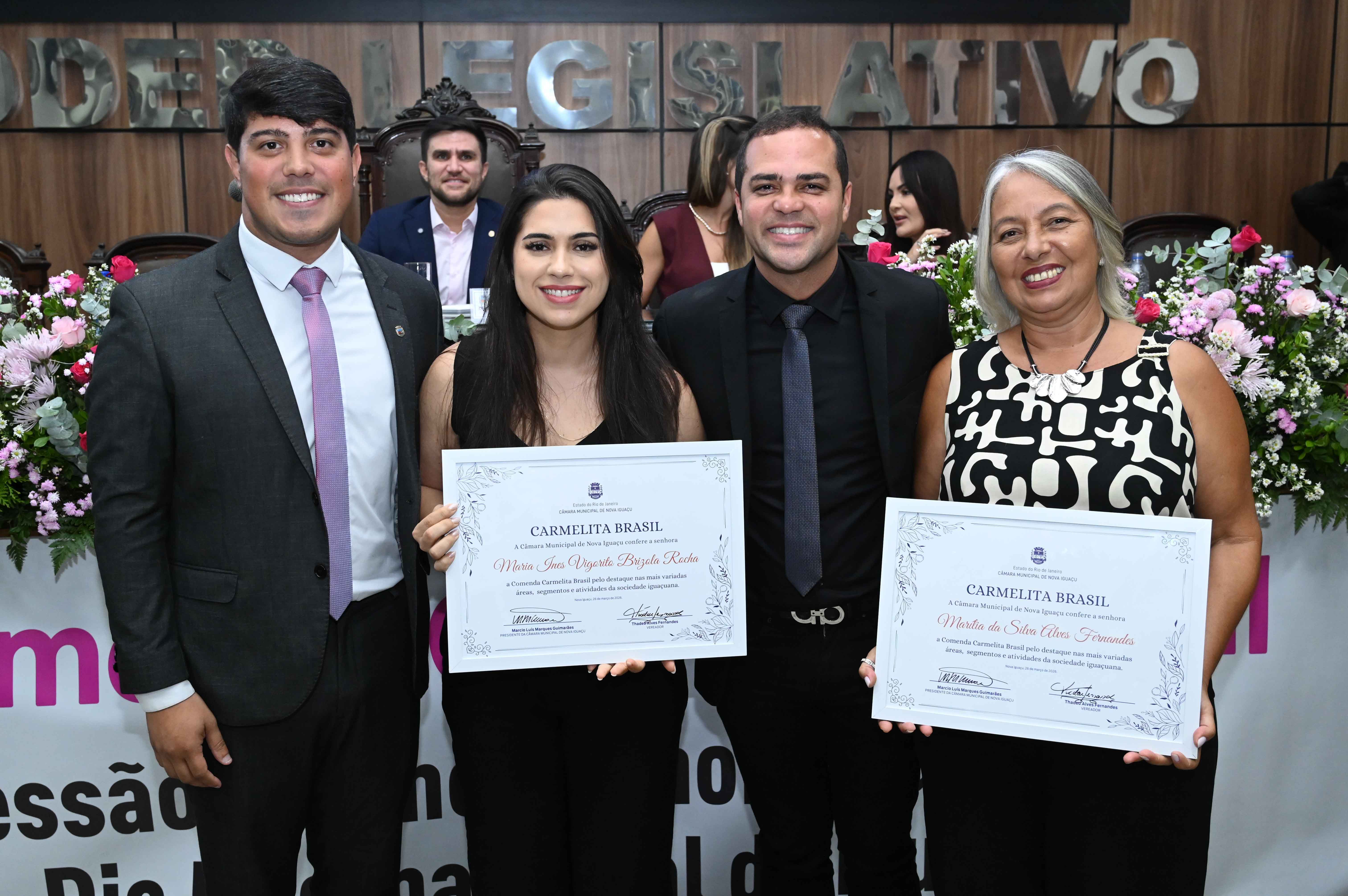 Ver Thadeu, na companhia do deputado Felipinho, e as homenageadas Maria Ines e Marília da Silva, mãe do vereador