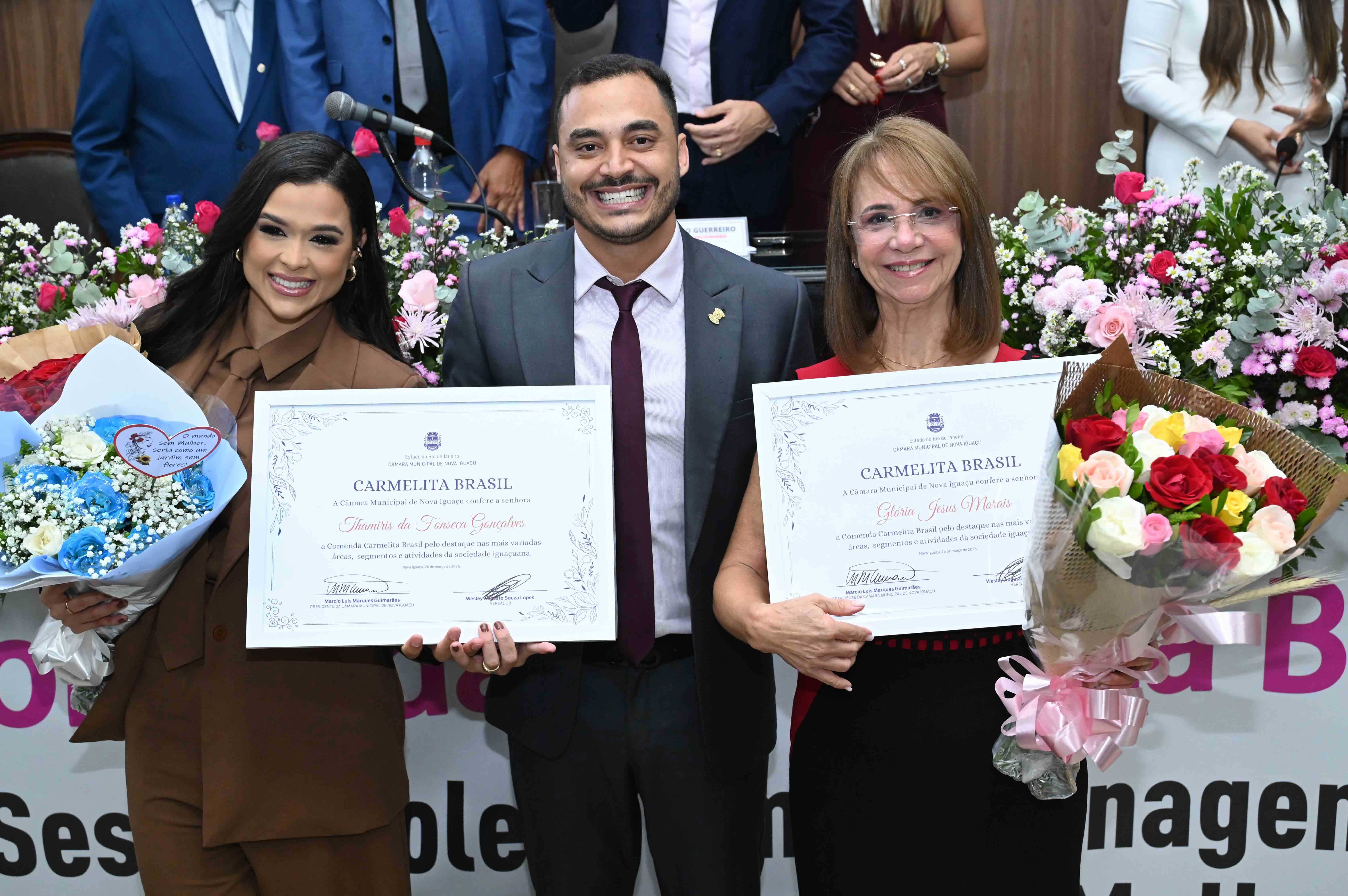Ver Wesley e suas homenageadas Thamiris da Fonseca, esposa do vereador, e Glória Jesus