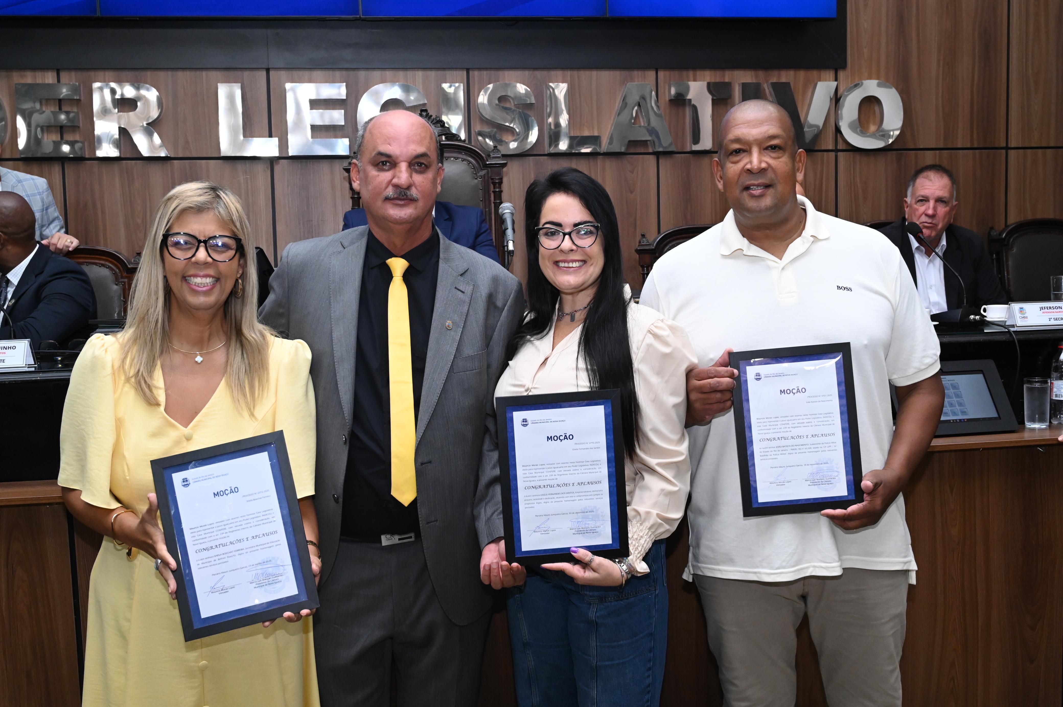 Sheila Boechat, secretária de Educação de Belford Roxo, ver Mauricio Morais, Gisele Fernandes, empresária, e João Batista do Nascimento, subtenente PM, recebem Moções de Aplausos em reconhecimento por suas histórias