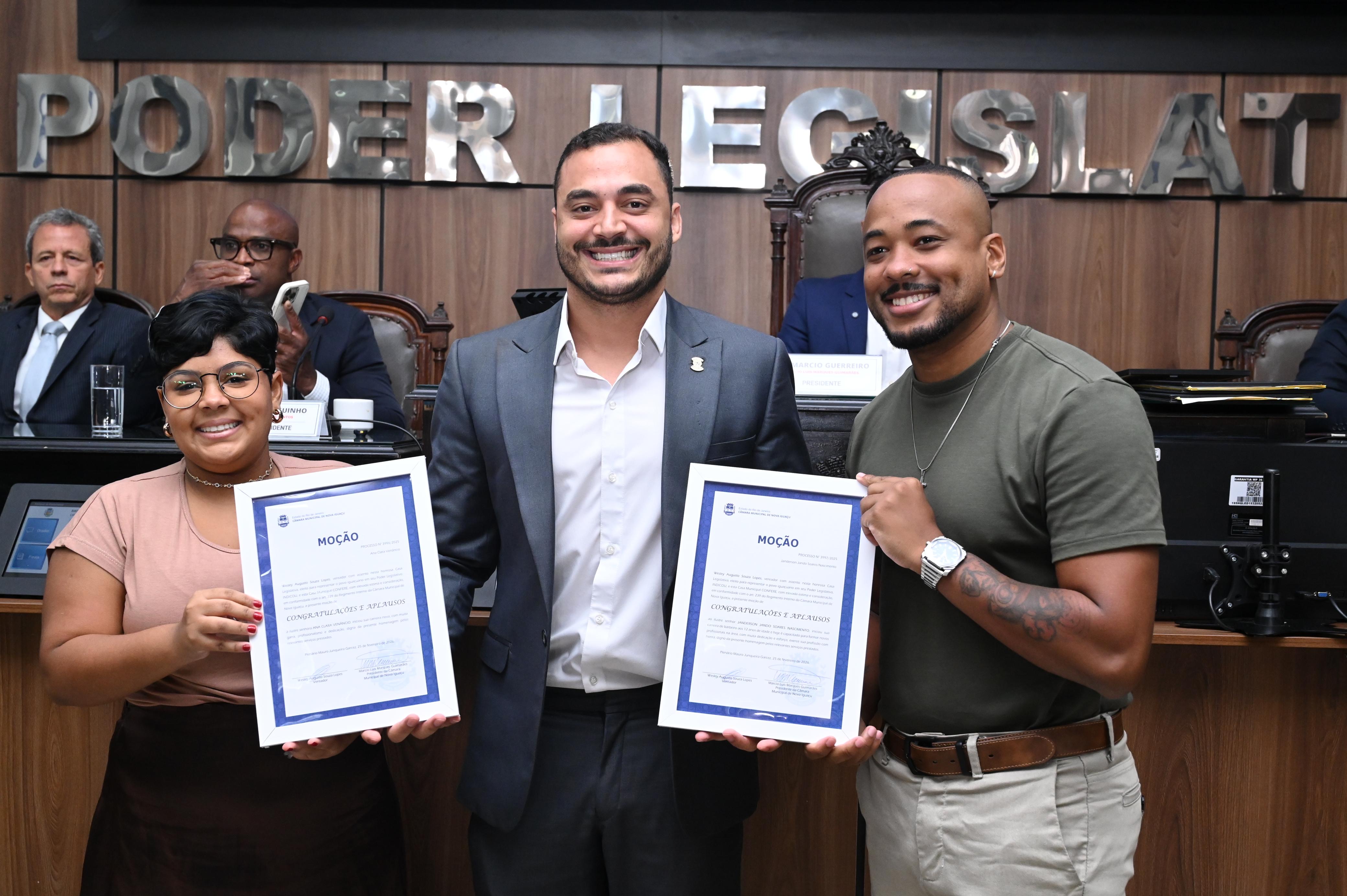 Ver Wesley e seus homenageados: a fotógrafa Ana Clara Venâncio e o barbeiro Janderson Soares