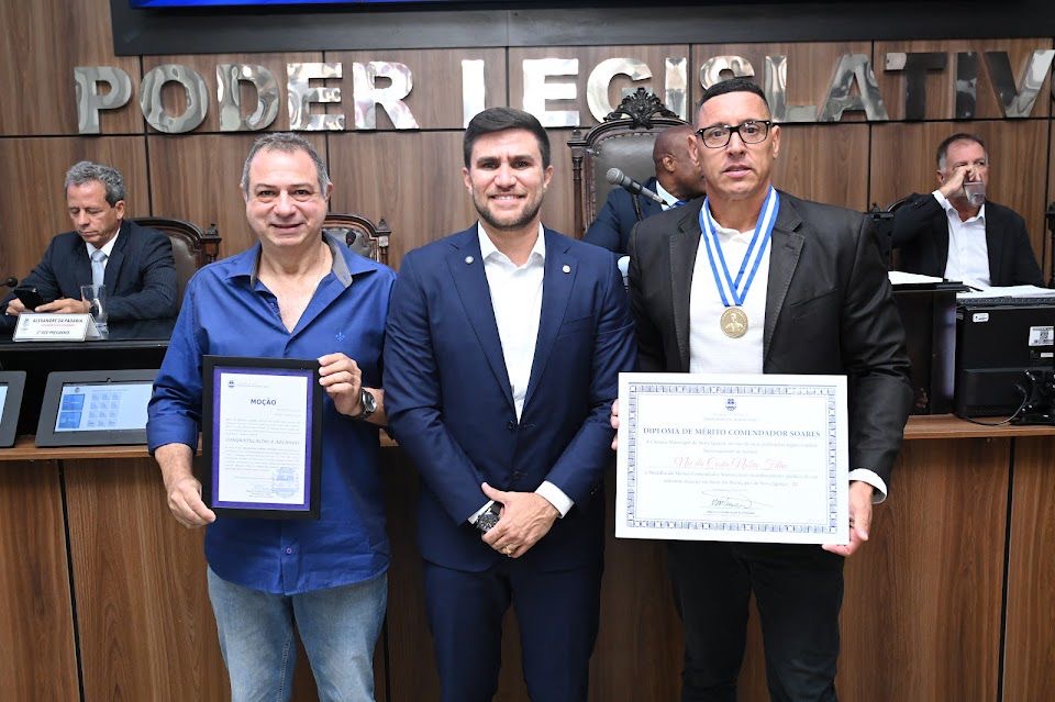 O empresário Wellington Camara Antunes e o ex-vereador Neizinho Irmão são reconhecidos pelo presidente Dr. Marcio